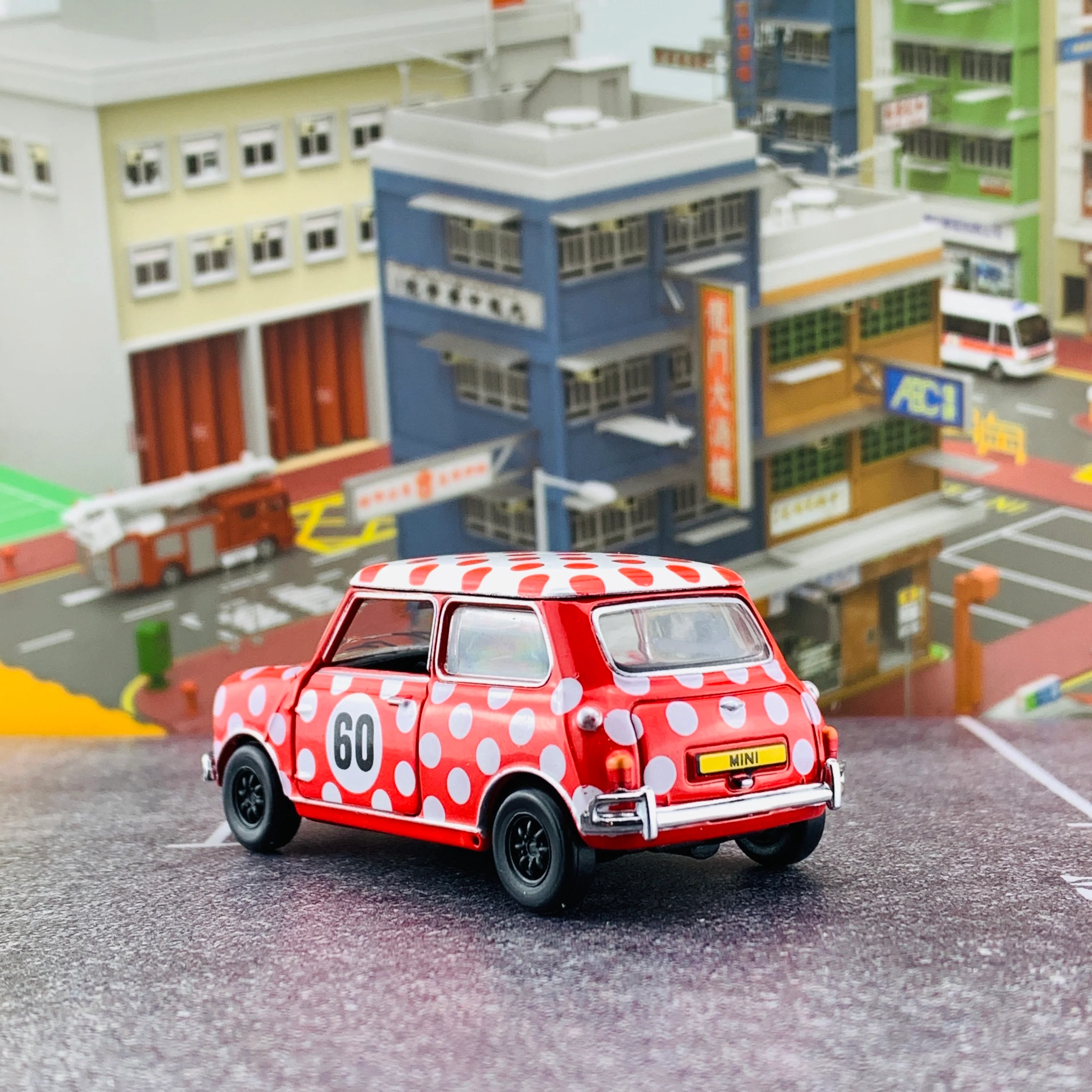Tiny 微影 香港經典六十年系列 Mini Cooper Mk1 Hong Kong 1960s RHD 香港六十年代波點裙 ATC64750 - Image 3
