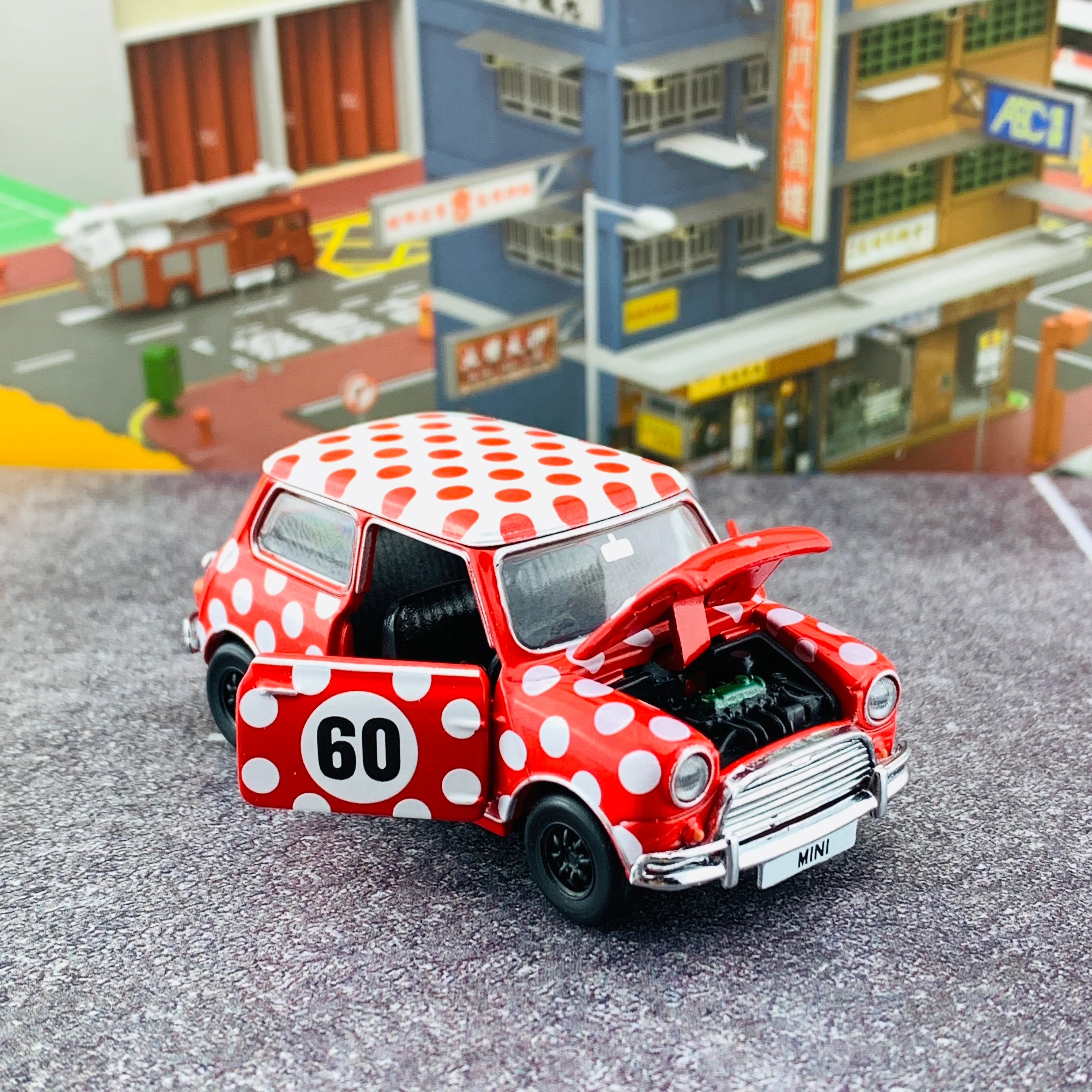 Tiny 微影 香港經典六十年系列 Mini Cooper Mk1 Hong Kong 1960s RHD 香港六十年代波點裙 ATC64750 - Image 4