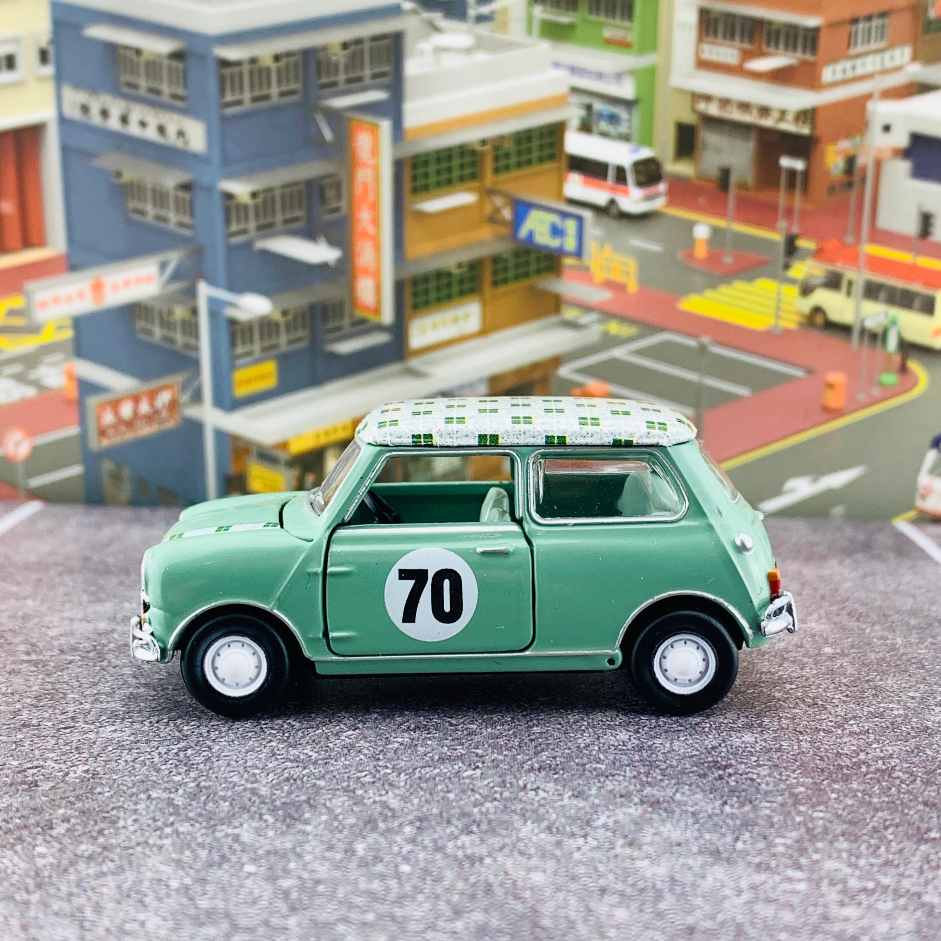 Tiny 微影 香港經典六十年系列 Mini Cooper Mk1 Hong Kong 1970s RHD 香港七十年代綠格仔 ATC64751 - Image 2