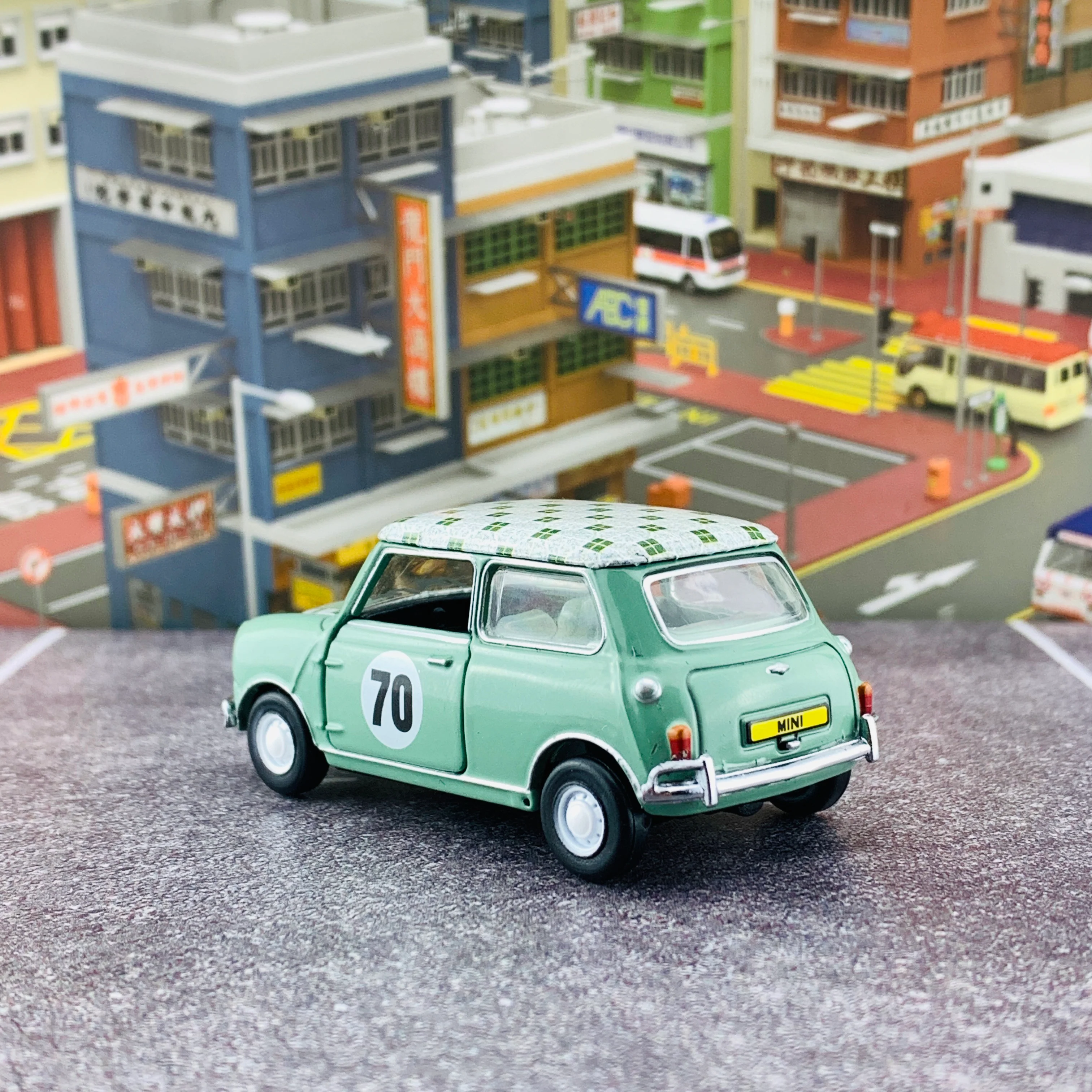 Tiny 微影 香港經典六十年系列 Mini Cooper Mk1 Hong Kong 1970s RHD 香港七十年代綠格仔 ATC64751 - Image 3