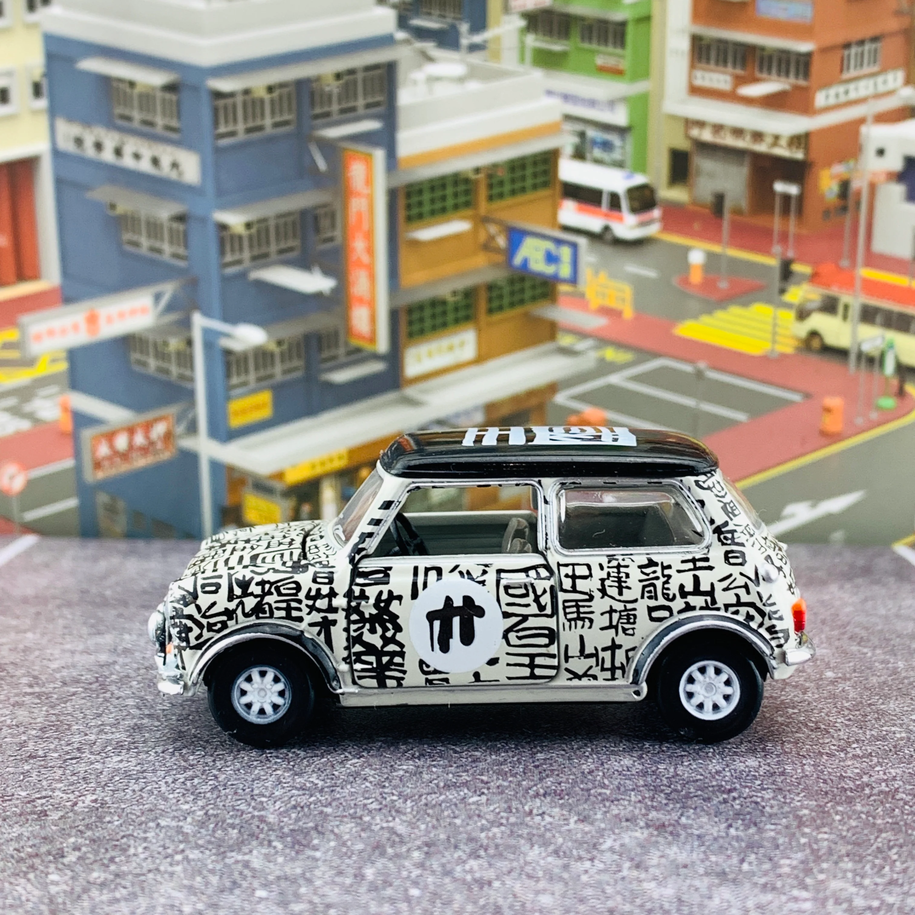 Tiny 微影 香港經典六十年系列 Mini Cooper Mk1 Hong Kong 2000s RHD 香港千禧年代九龍皇帝 ATC64754 - Image 2