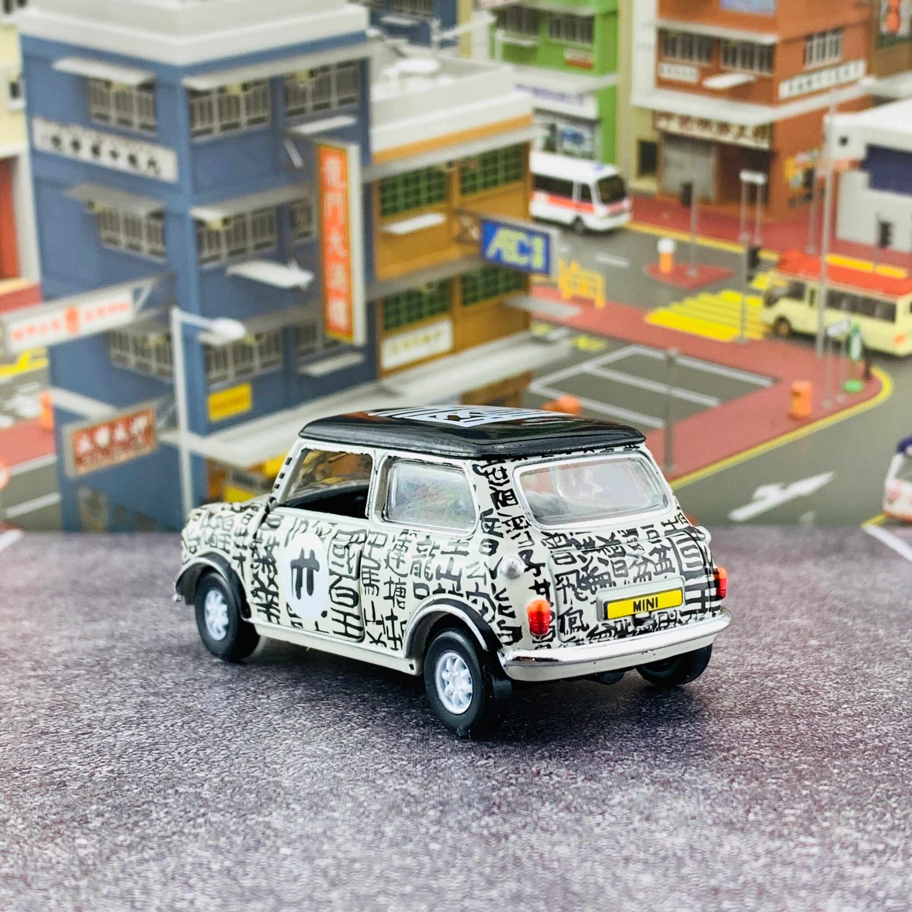 Tiny 微影 香港經典六十年系列 Mini Cooper Mk1 Hong Kong 2000s RHD 香港千禧年代九龍皇帝 ATC64754 - Image 3