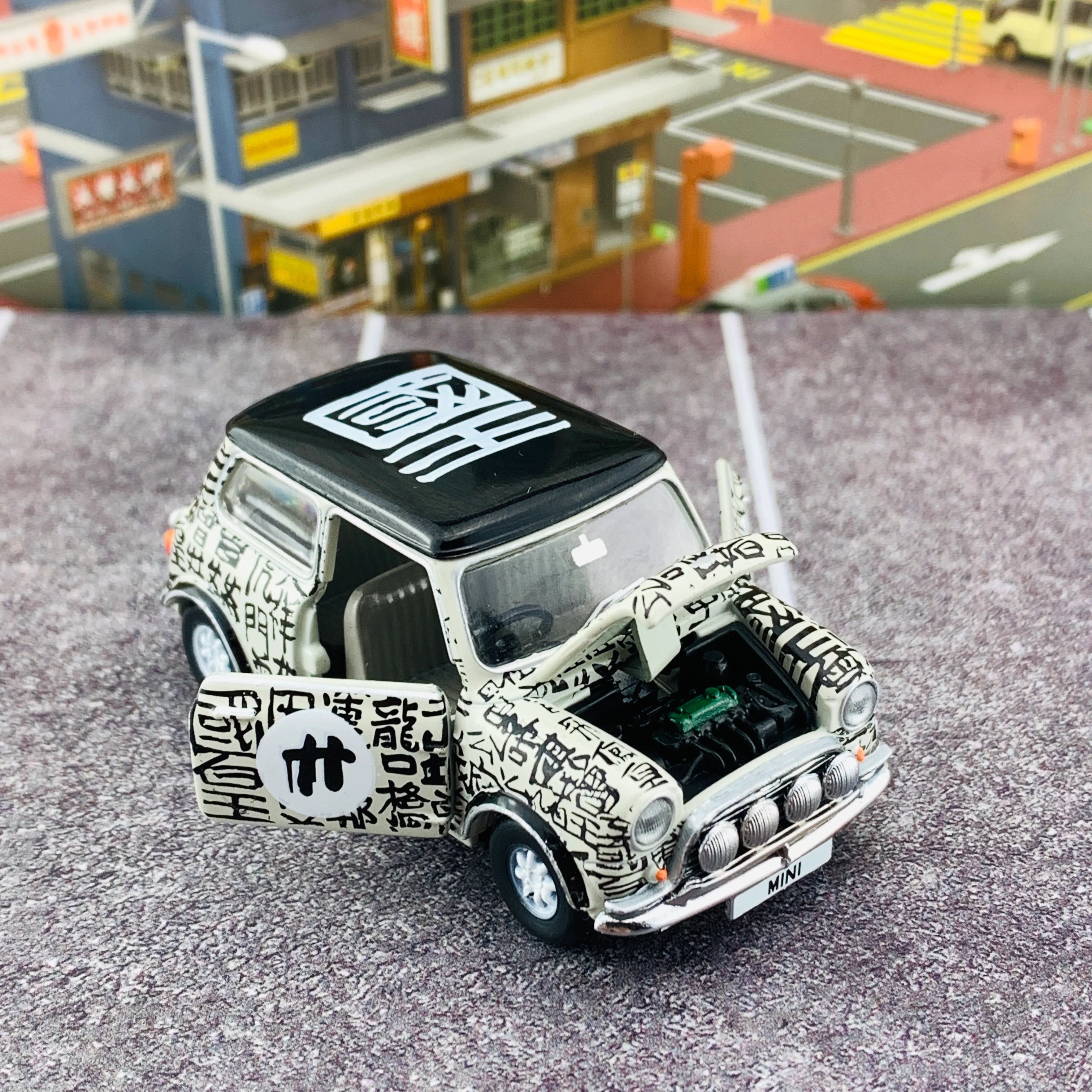 Tiny 微影 香港經典六十年系列 Mini Cooper Mk1 Hong Kong 2000s RHD 香港千禧年代九龍皇帝 ATC64754 - Image 4