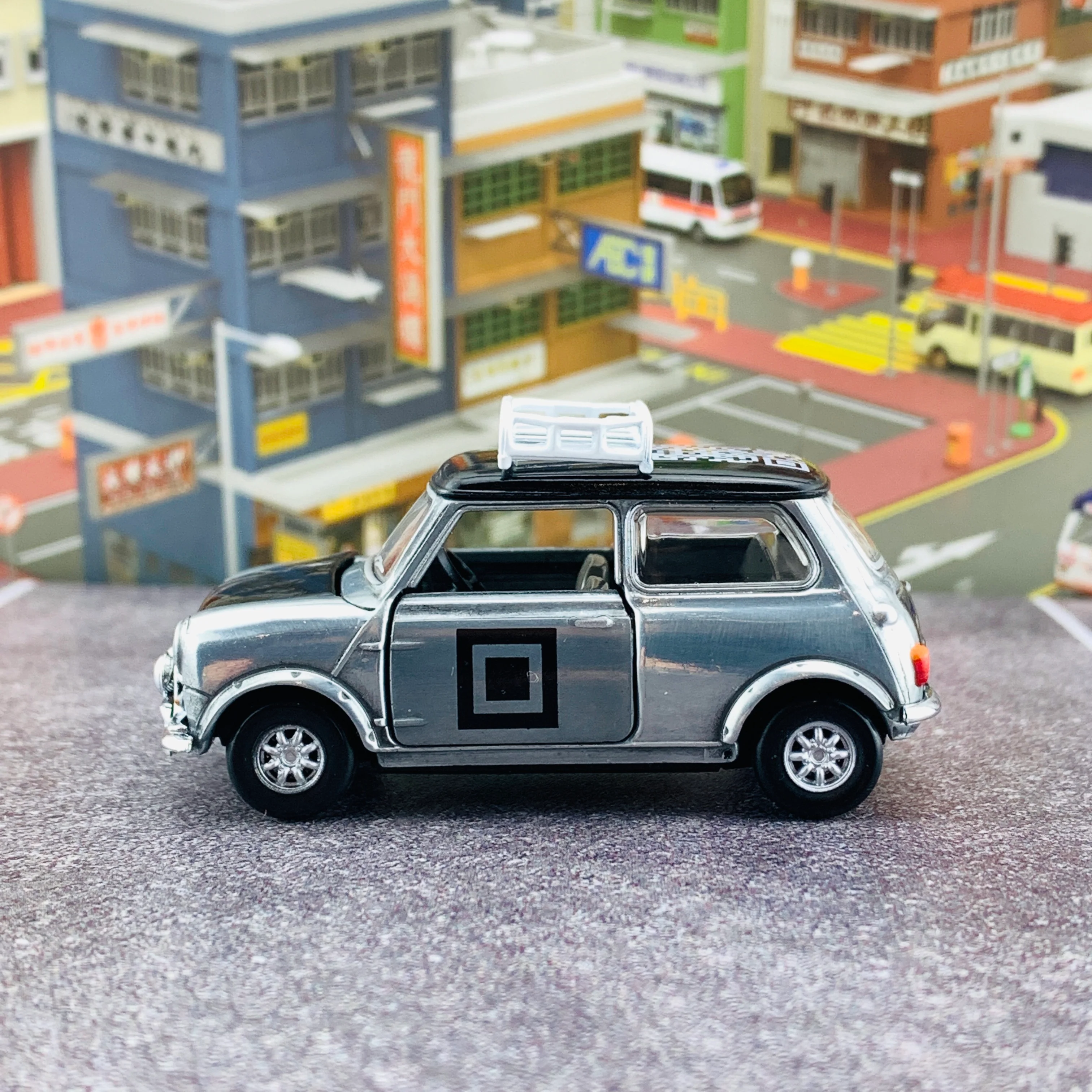 Tiny 微影 香港經典六十年系列 Mini Cooper Mk1 Hong Kong 2010s RHD 香港當代二維碼 ATC64755 - Image 2