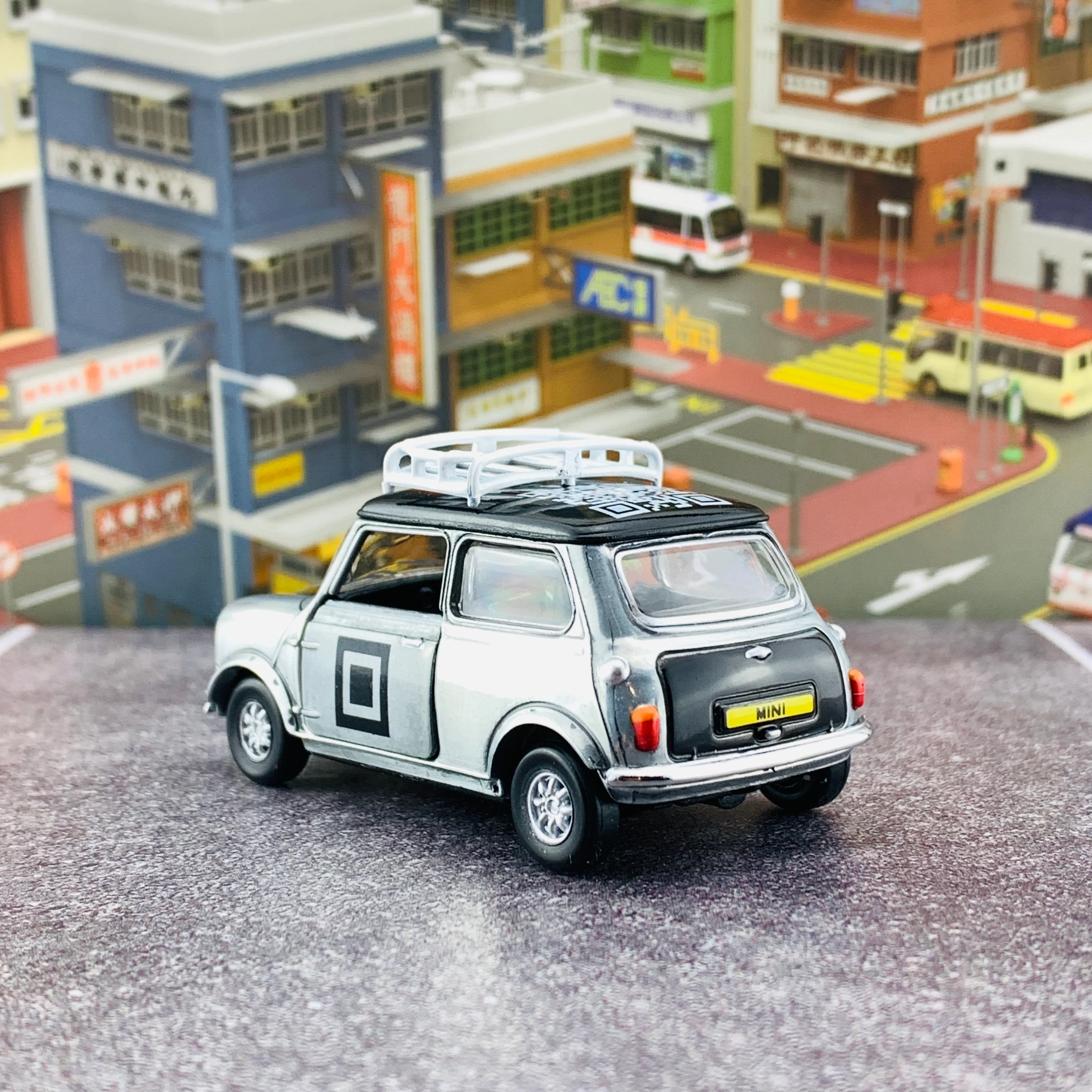 Tiny 微影 香港經典六十年系列 Mini Cooper Mk1 Hong Kong 2010s RHD 香港當代二維碼 ATC64755 - Image 3