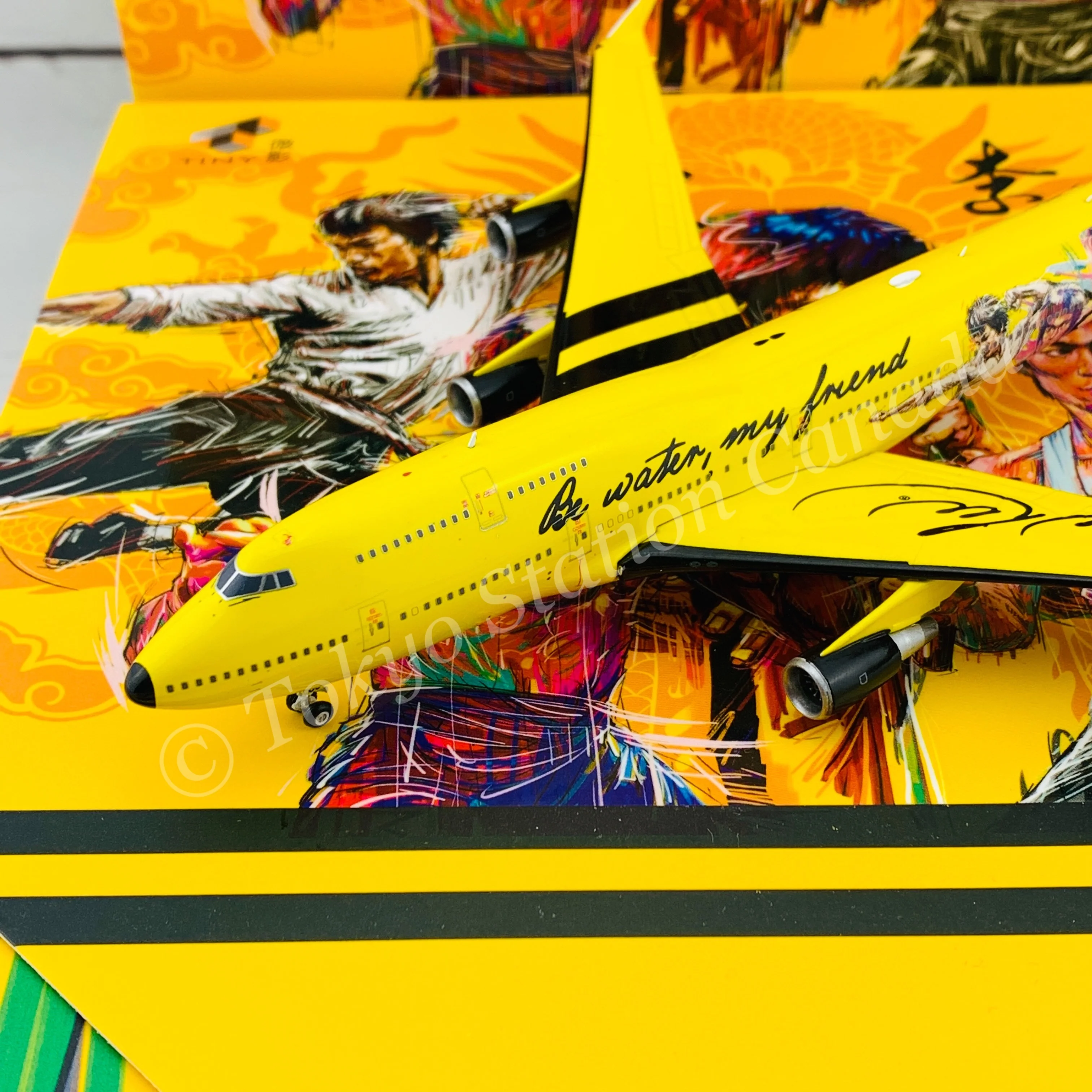 Tiny 微影 1/400 Bruce Lee 李小龍 BOEING 747-400 (Bruce Lee 80th Anniversary) ATC40009 - Image 2