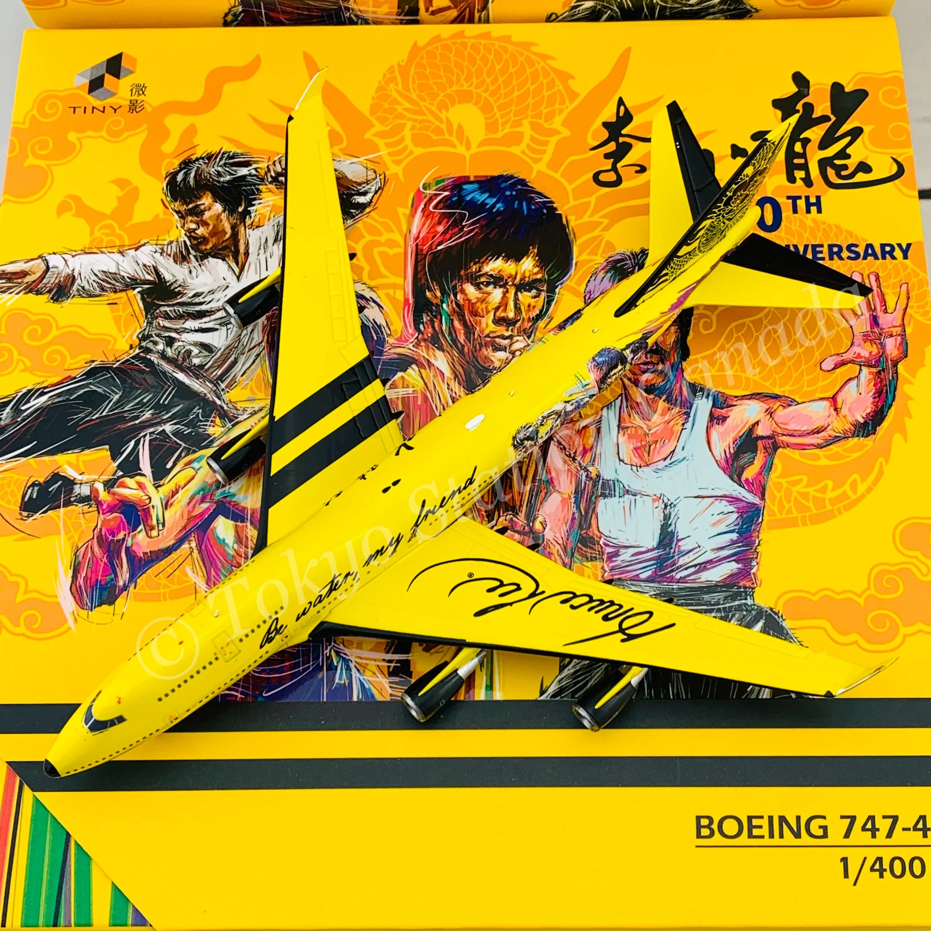 Tiny 微影 1/400 Bruce Lee 李小龍 BOEING 747-400 (Bruce Lee 80th Anniversary) ATC40009 - Image 3