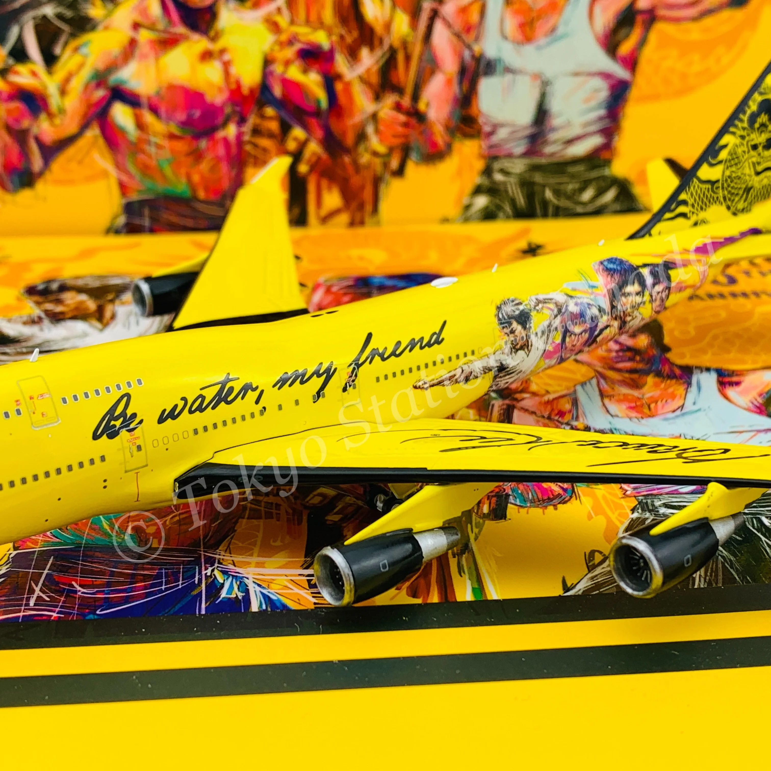 Tiny 微影 1/400 Bruce Lee 李小龍 BOEING 747-400 (Bruce Lee 80th Anniversary) ATC40009 - Image 9