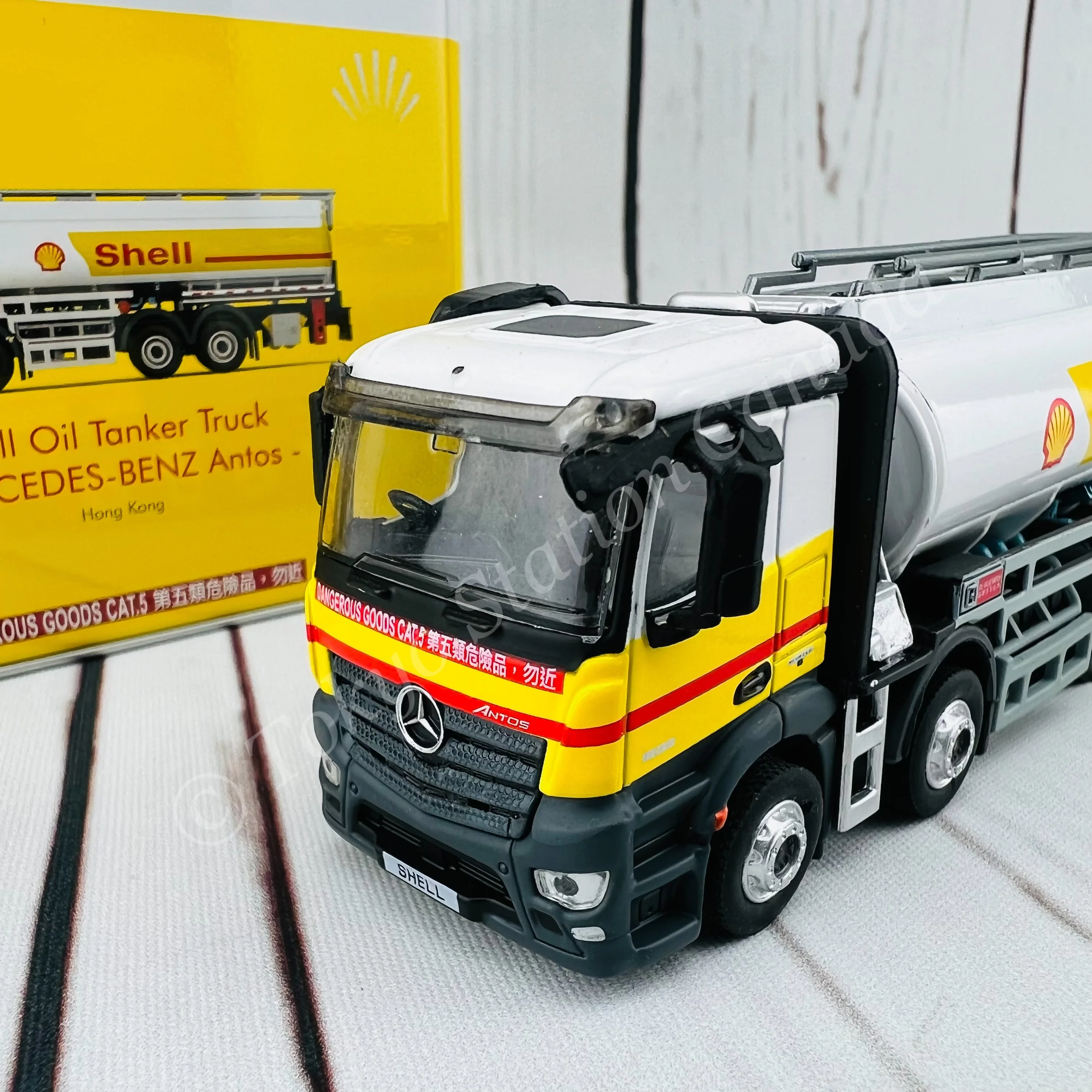 TINY 微影 1/76 Shell Oil Tanker Truck MERCEDES-BENZ Antos with Shell Motor Oil Can ATC65010 - Image 2