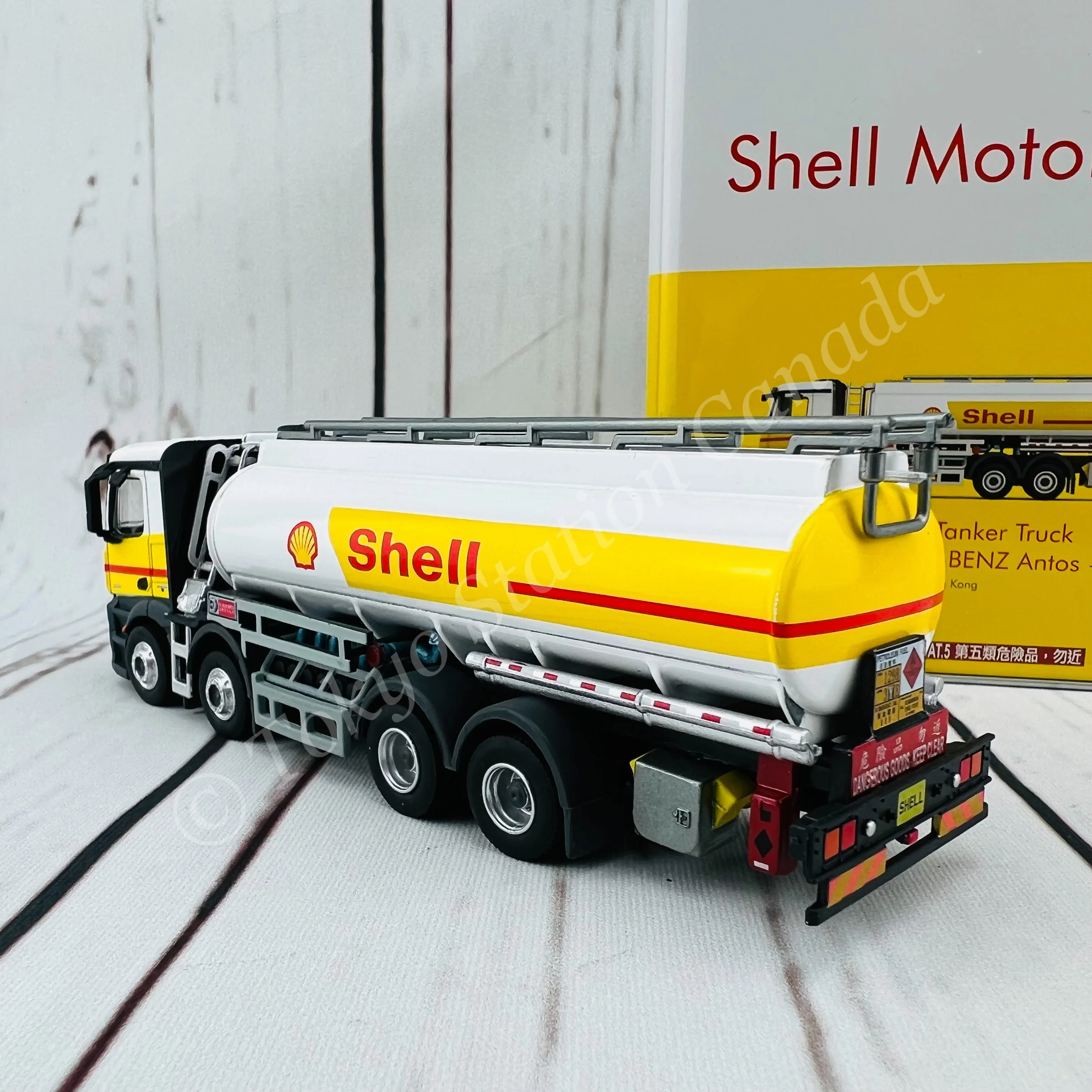 TINY 微影 1/76 Shell Oil Tanker Truck MERCEDES-BENZ Antos with Shell Motor Oil Can ATC65010 - Image 4