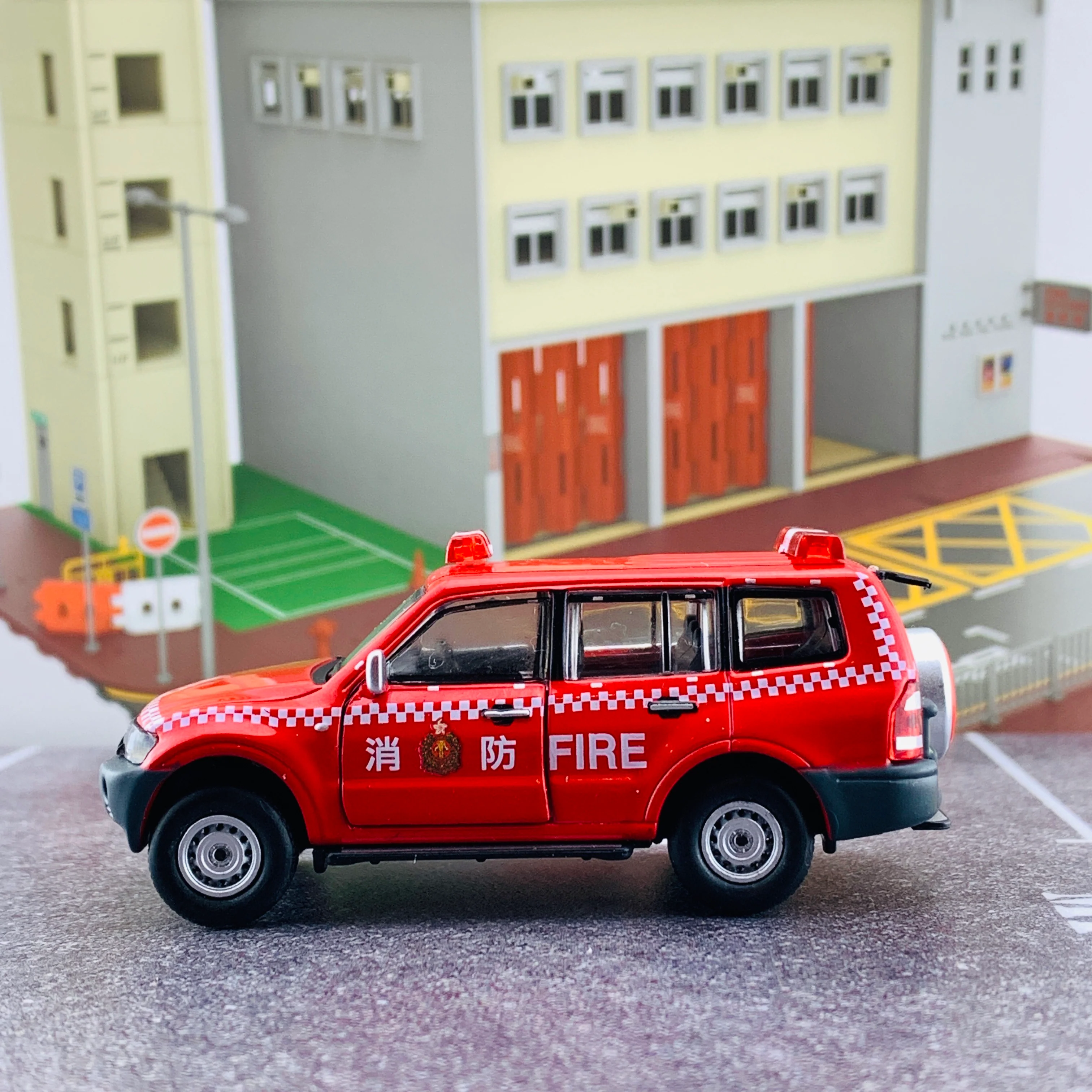 Tiny 微影 106 Mitsubishi Pajero 2003 Hong Kong Fire Services Department ACT64867 - Image 2