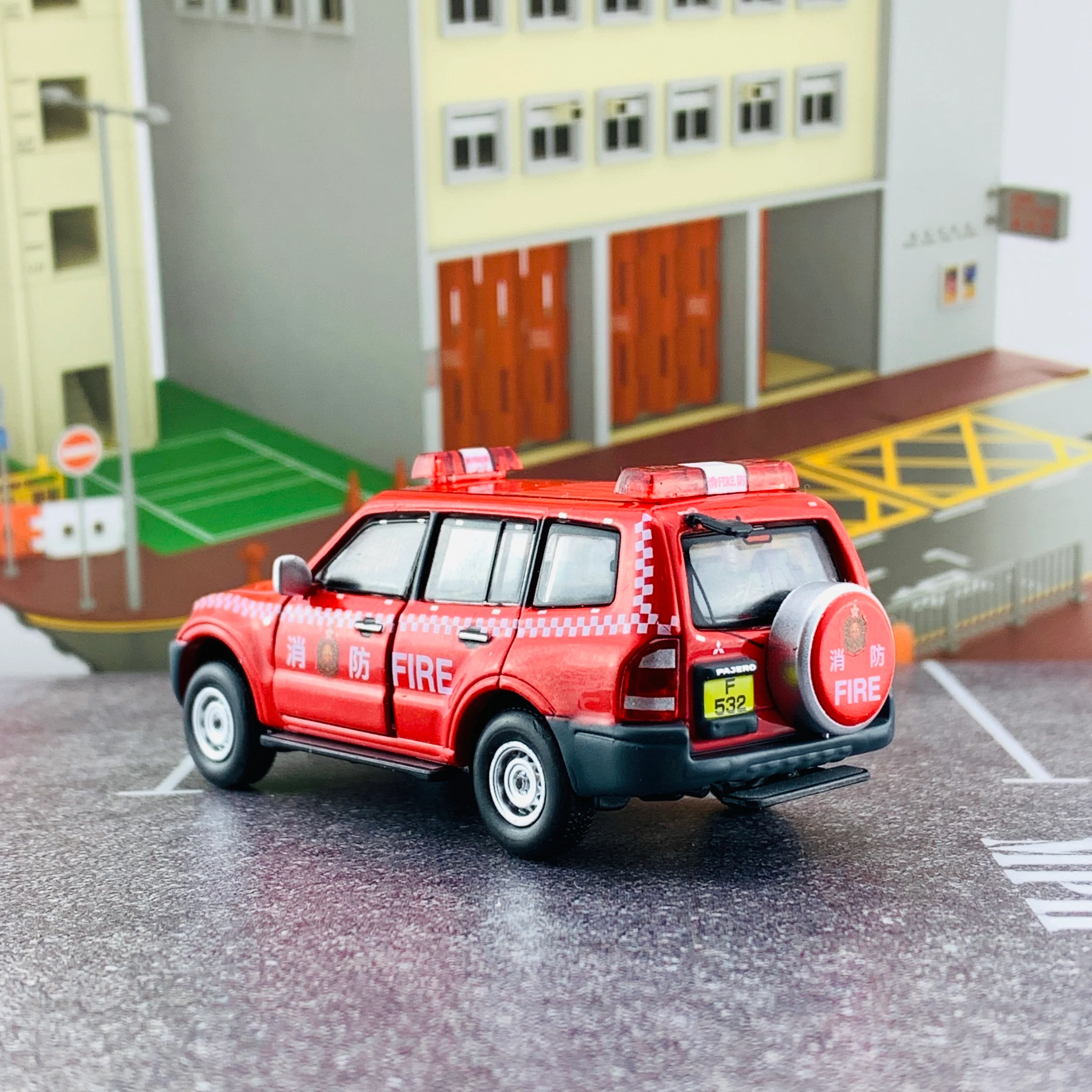 Tiny 微影 106 Mitsubishi Pajero 2003 Hong Kong Fire Services Department ACT64867 - Image 3