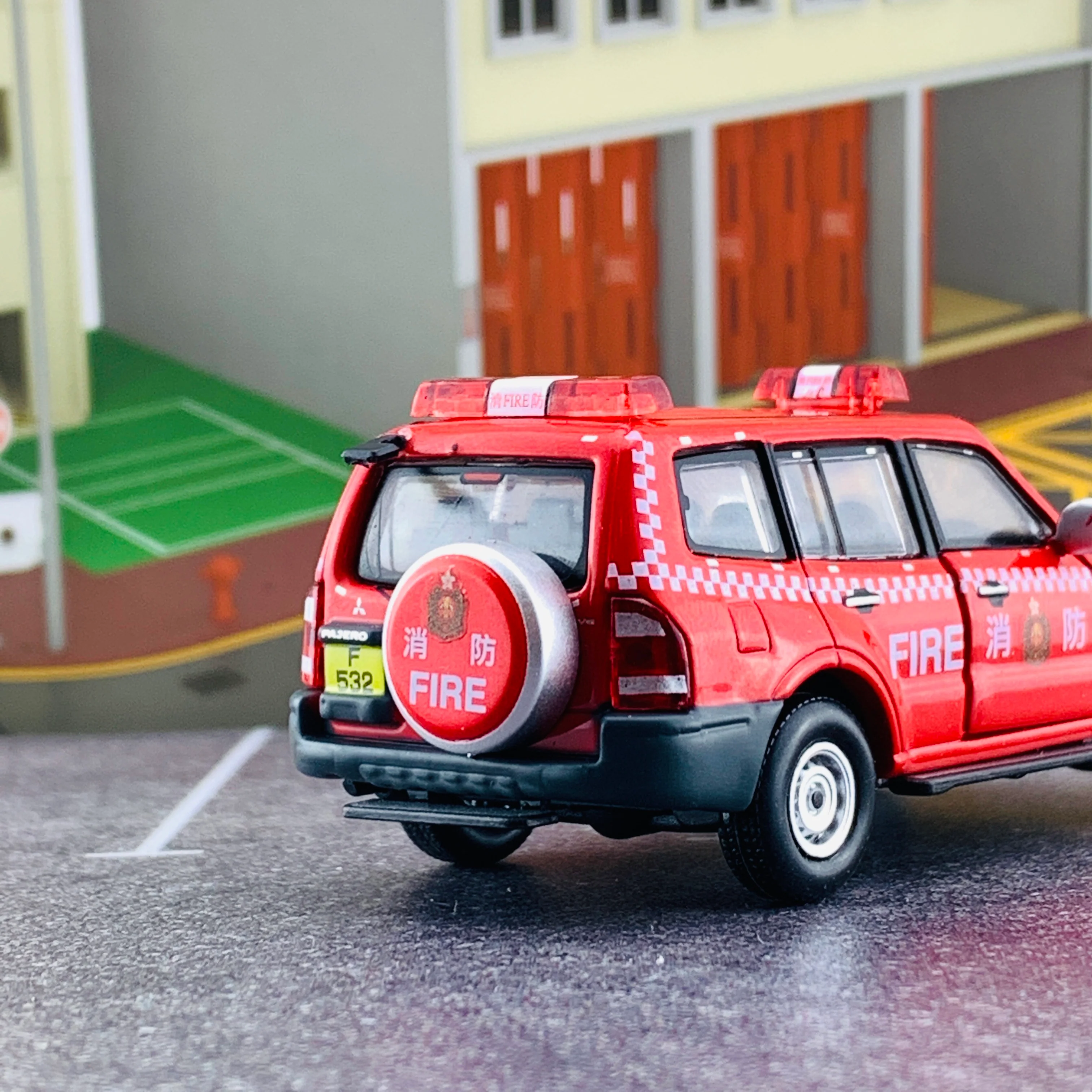 Tiny 微影 106 Mitsubishi Pajero 2003 Hong Kong Fire Services Department ACT64867 - Image 4