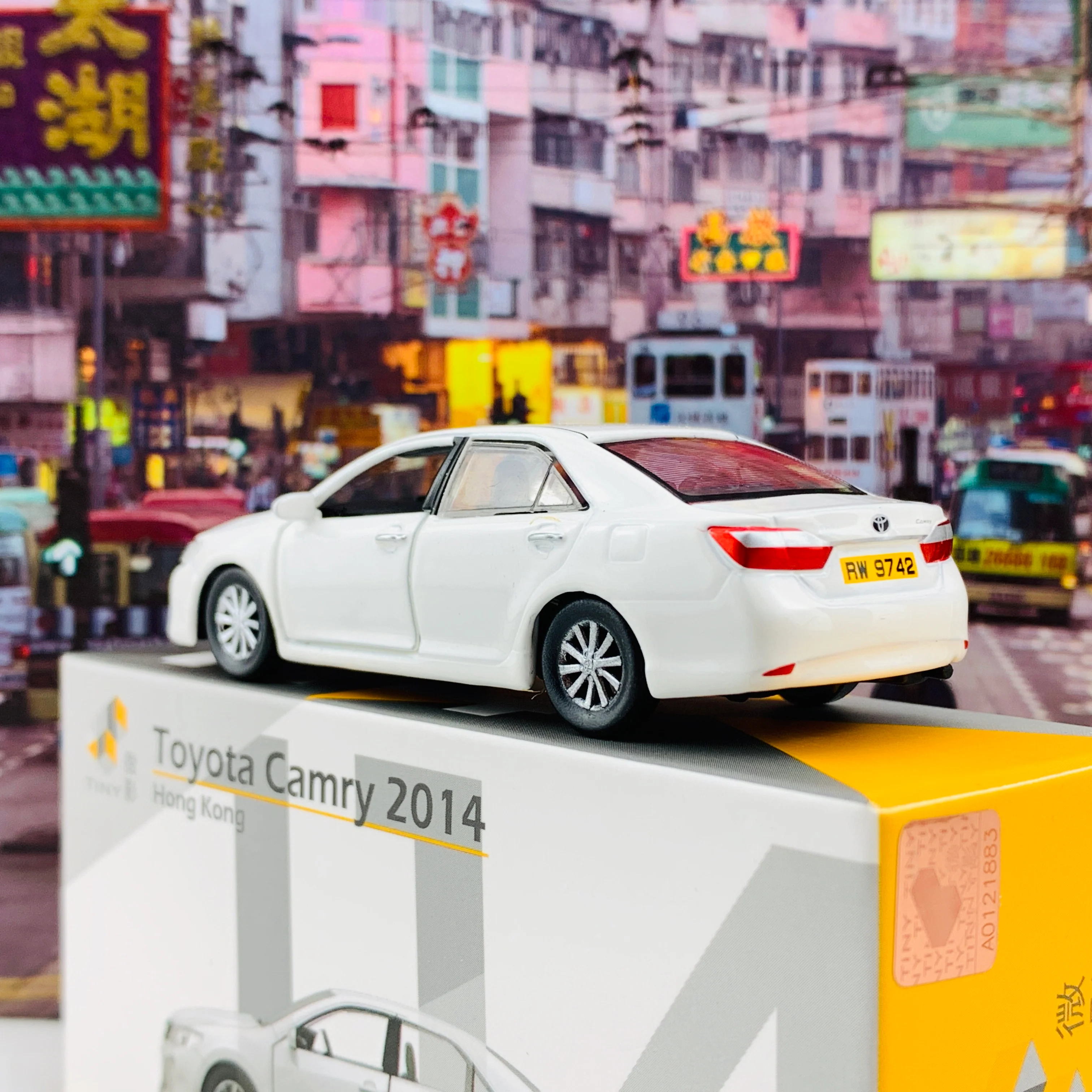 Tiny 微影 114 Toyota Camry 2014 White ATC64446 - Image 3