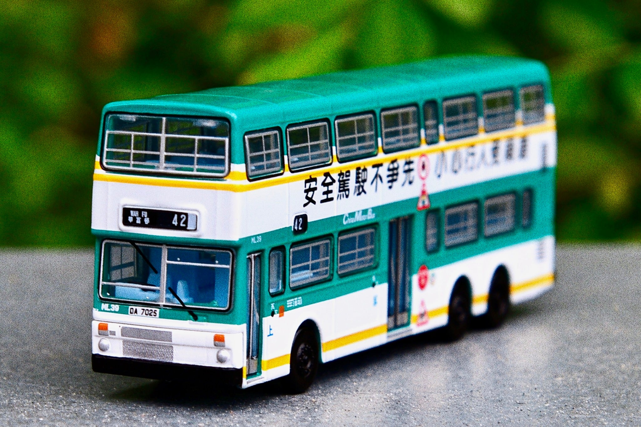 TINY 微影 127 CMB MCW Metrobus 12m "Drive Safely" (Wah Fu 42 華富邨) - Image 4