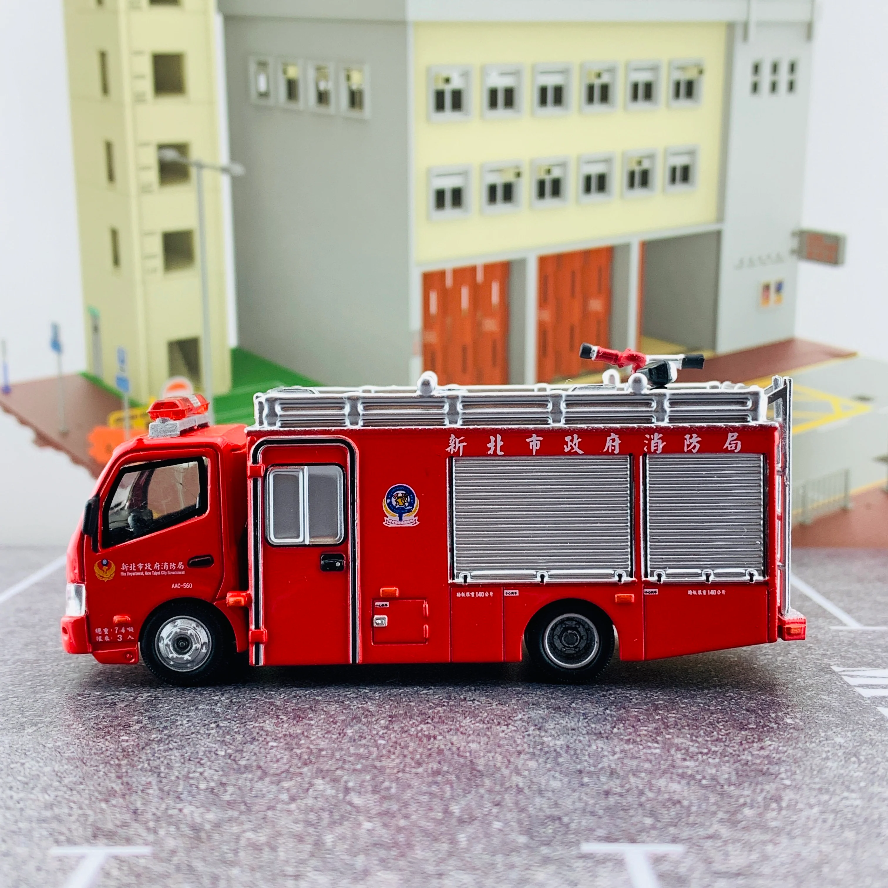 Tiny 微影 TW14 Hino 300 Fire Appliance Taiwan New Taipei Fire Department 日野300 新北市政府消防局消防車 ACT64766 - Image 2