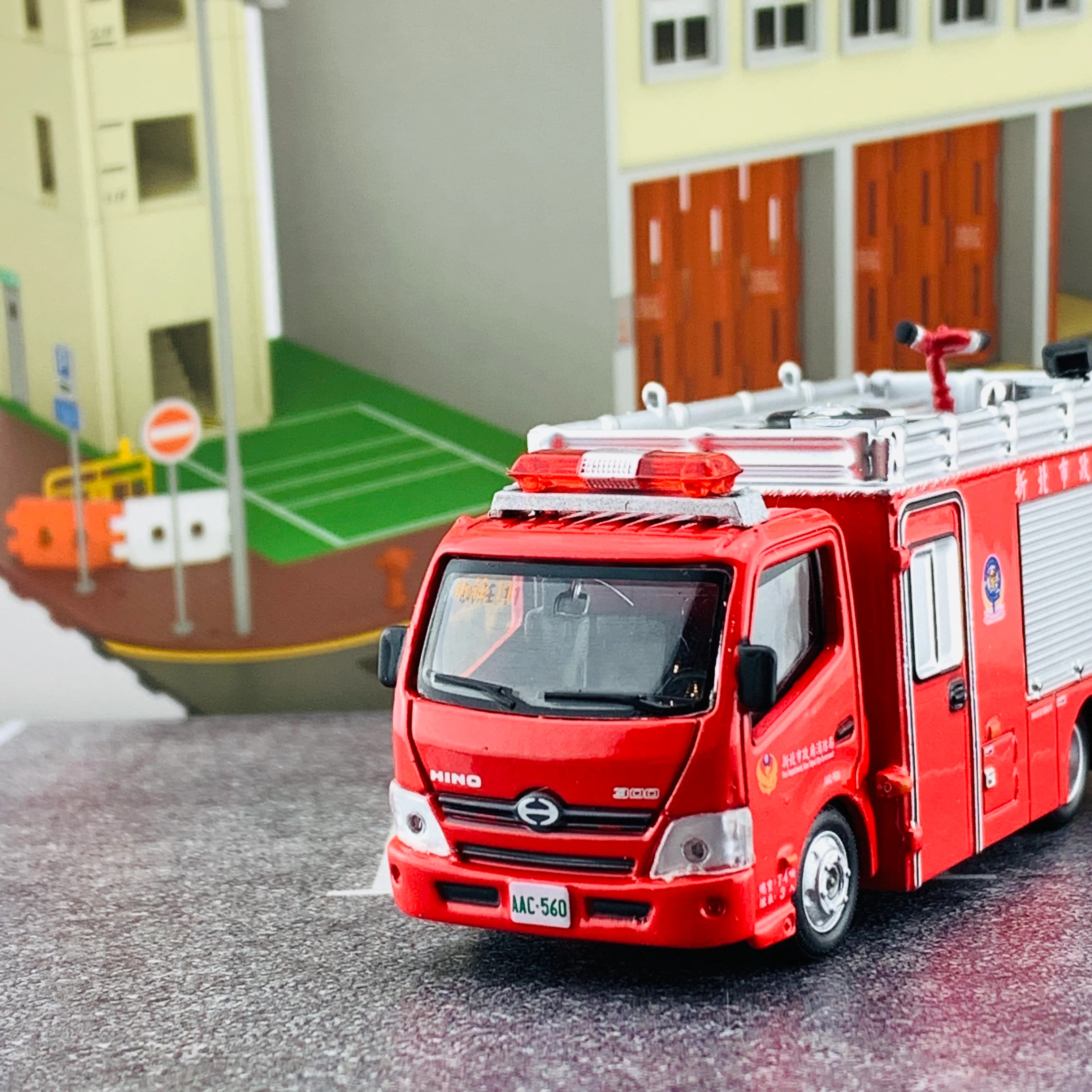 Tiny 微影 TW14 Hino 300 Fire Appliance Taiwan New Taipei Fire Department 日野300 新北市政府消防局消防車 ACT64766 - Image 3