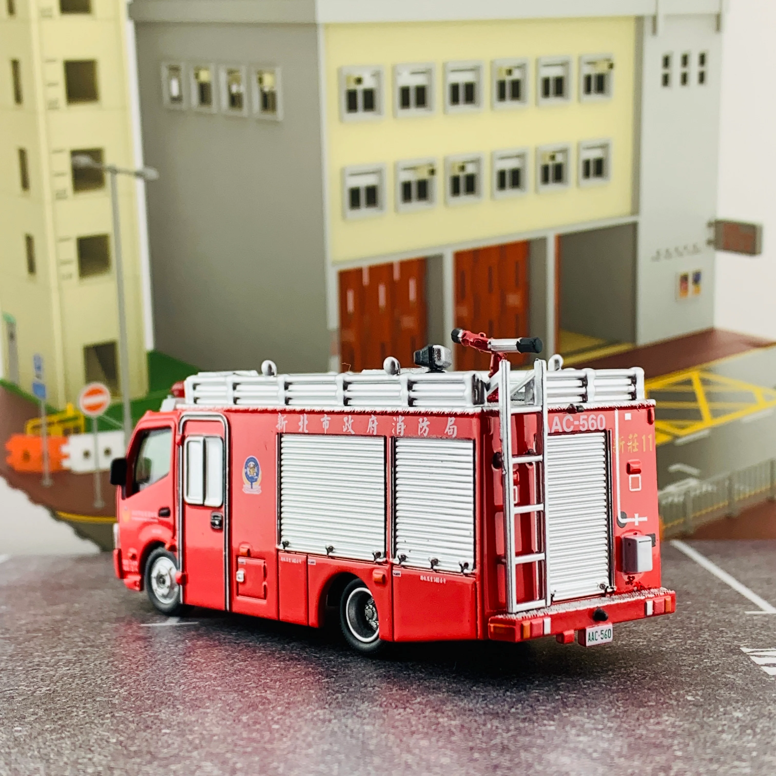 Tiny 微影 TW14 Hino 300 Fire Appliance Taiwan New Taipei Fire Department 日野300 新北市政府消防局消防車 ACT64766 - Image 4