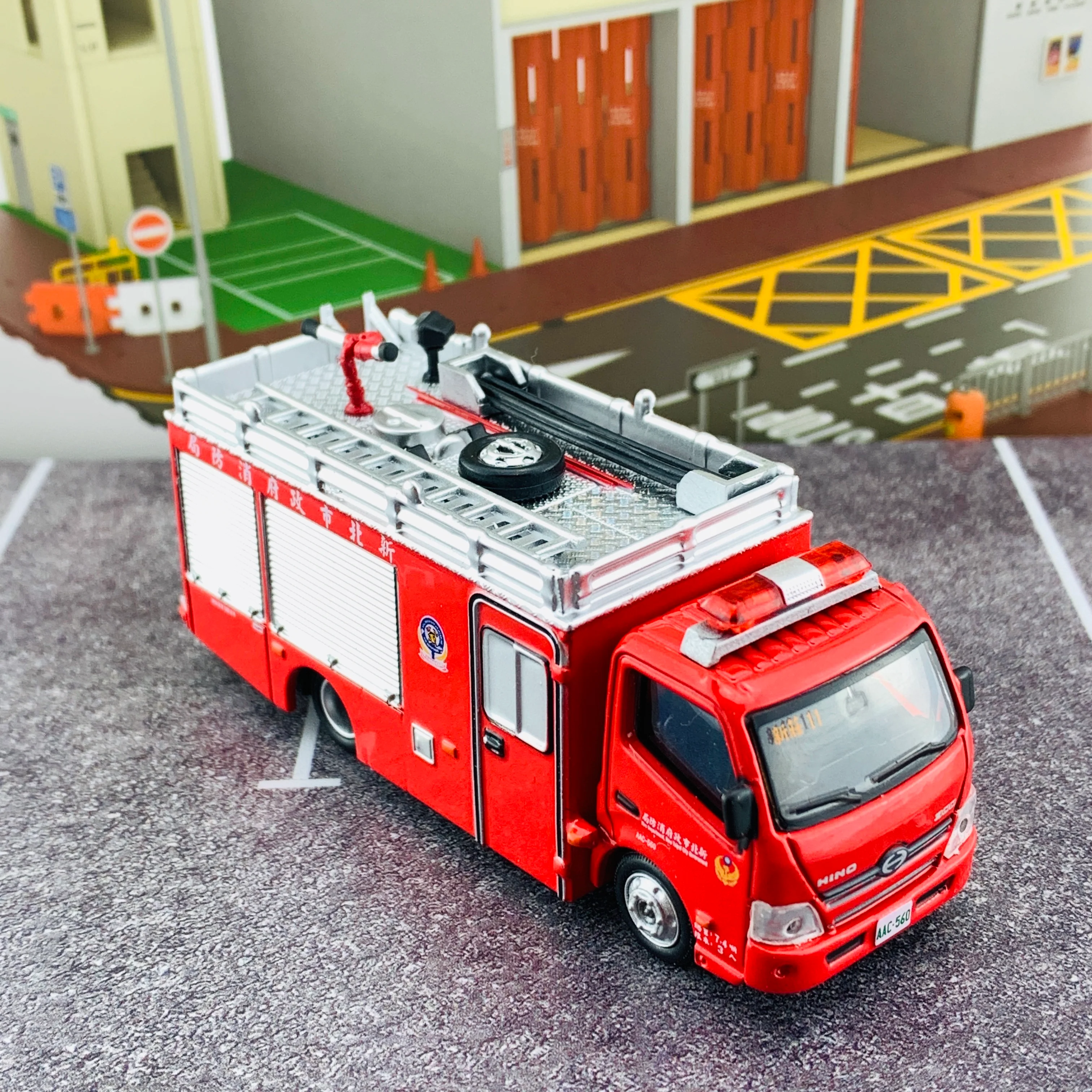 Tiny 微影 TW14 Hino 300 Fire Appliance Taiwan New Taipei Fire Department 日野300 新北市政府消防局消防車 ACT64766 - Image 5