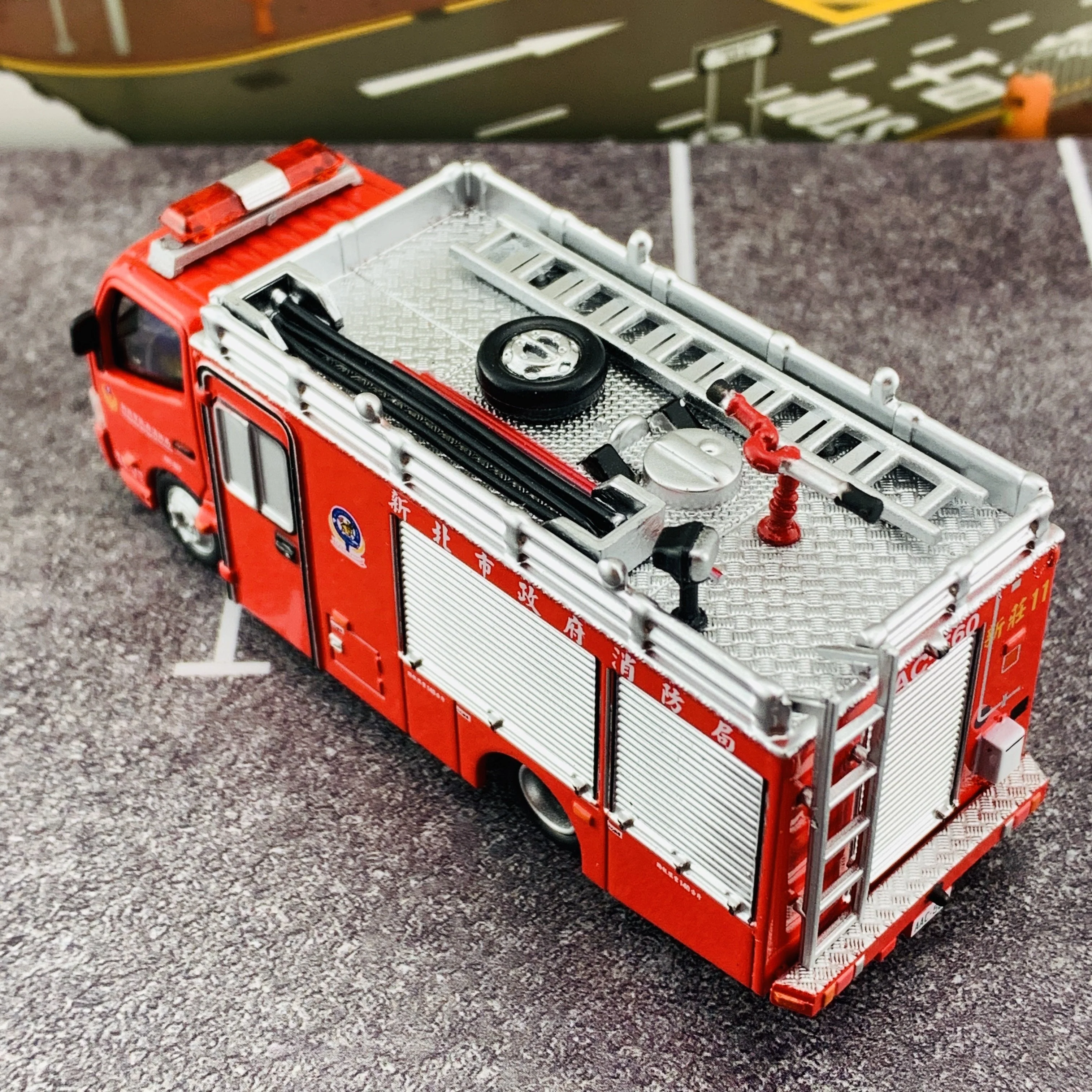 Tiny 微影 TW14 Hino 300 Fire Appliance Taiwan New Taipei Fire Department 日野300 新北市政府消防局消防車 ACT64766 - Image 6