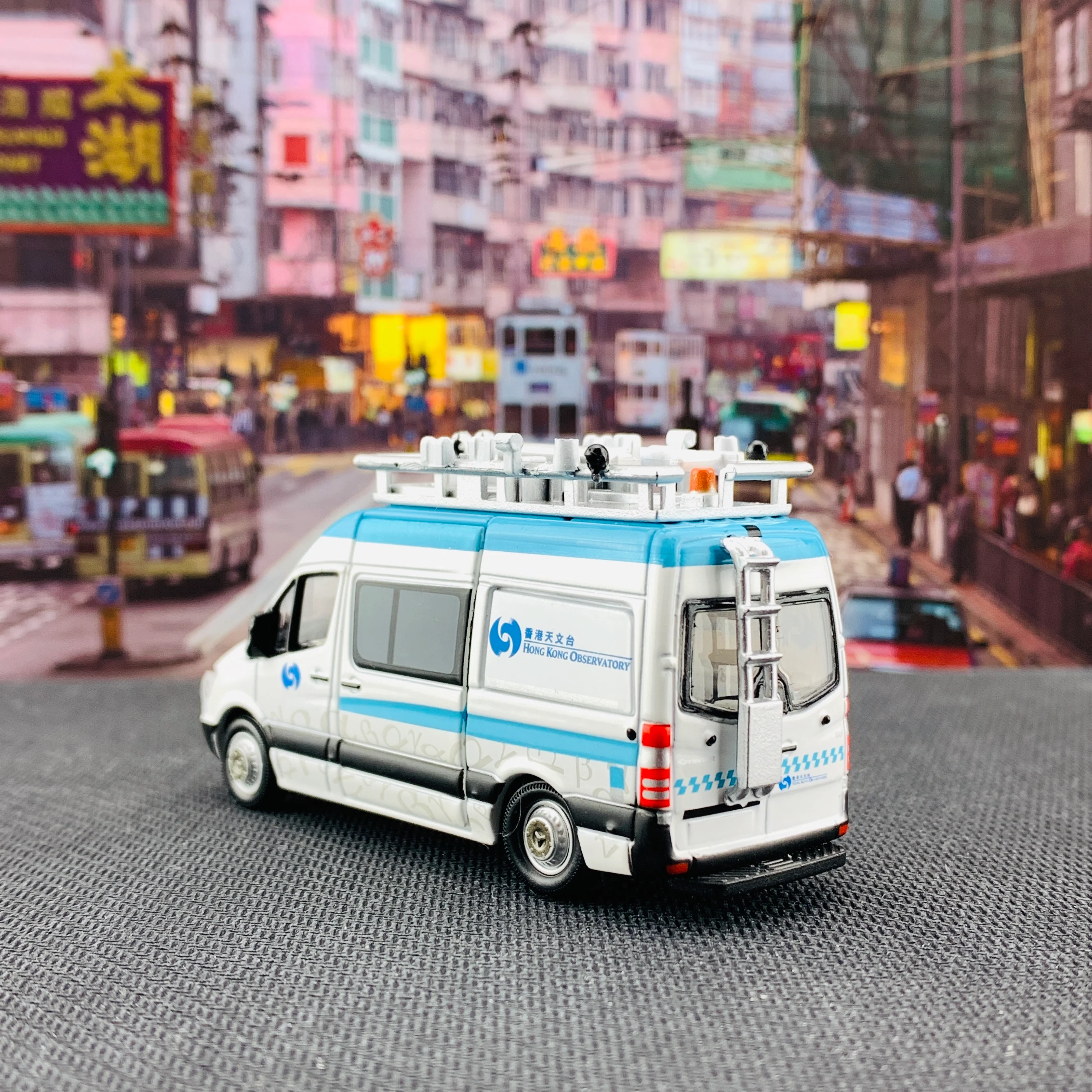 Tiny 微影 40 Mercedes-Benz Sprinter Hong Kong Observatory 天文台追風車 ATC64058 - Image 3