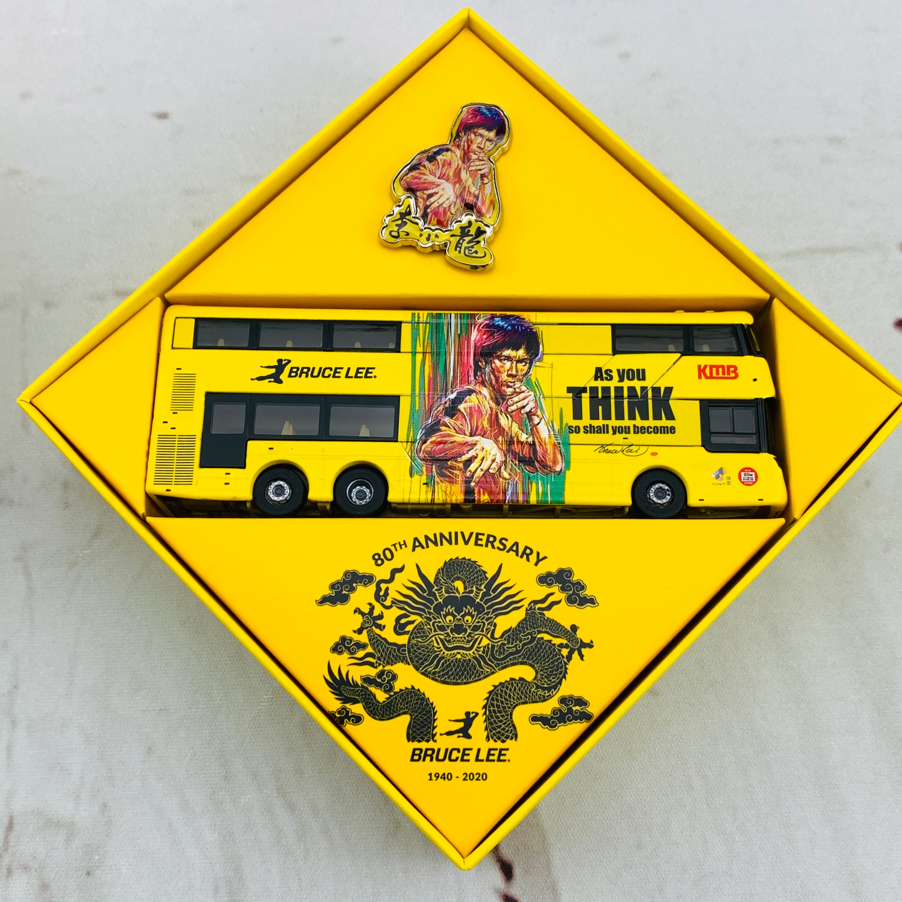 Tiny 微影 Bruce Lee KMB VOLVO B8L Wright Bruce Lee (Bruce Lee 80th Anniversary) KMB2020086 - Image 2