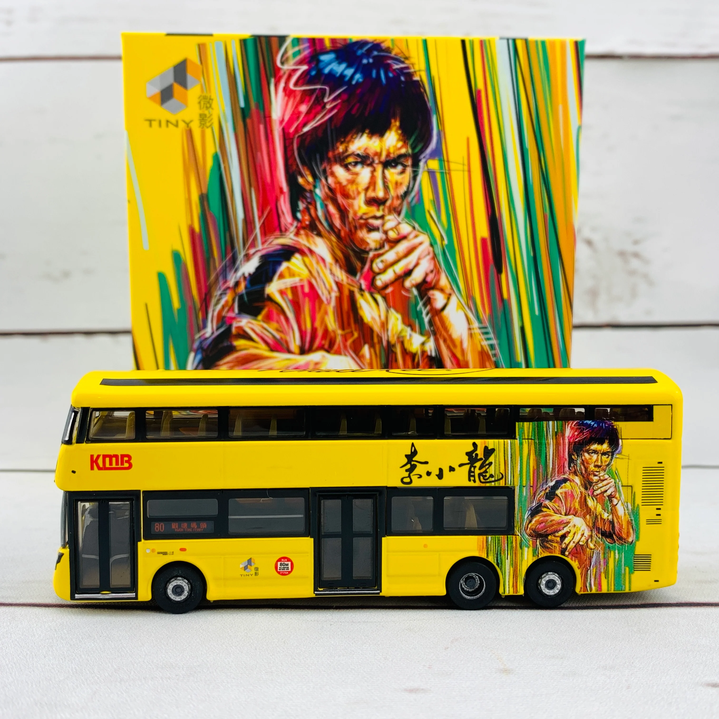 Tiny 微影 Bruce Lee KMB VOLVO B8L Wright Bruce Lee (Bruce Lee 80th Anniversary) KMB2020086 - Image 3