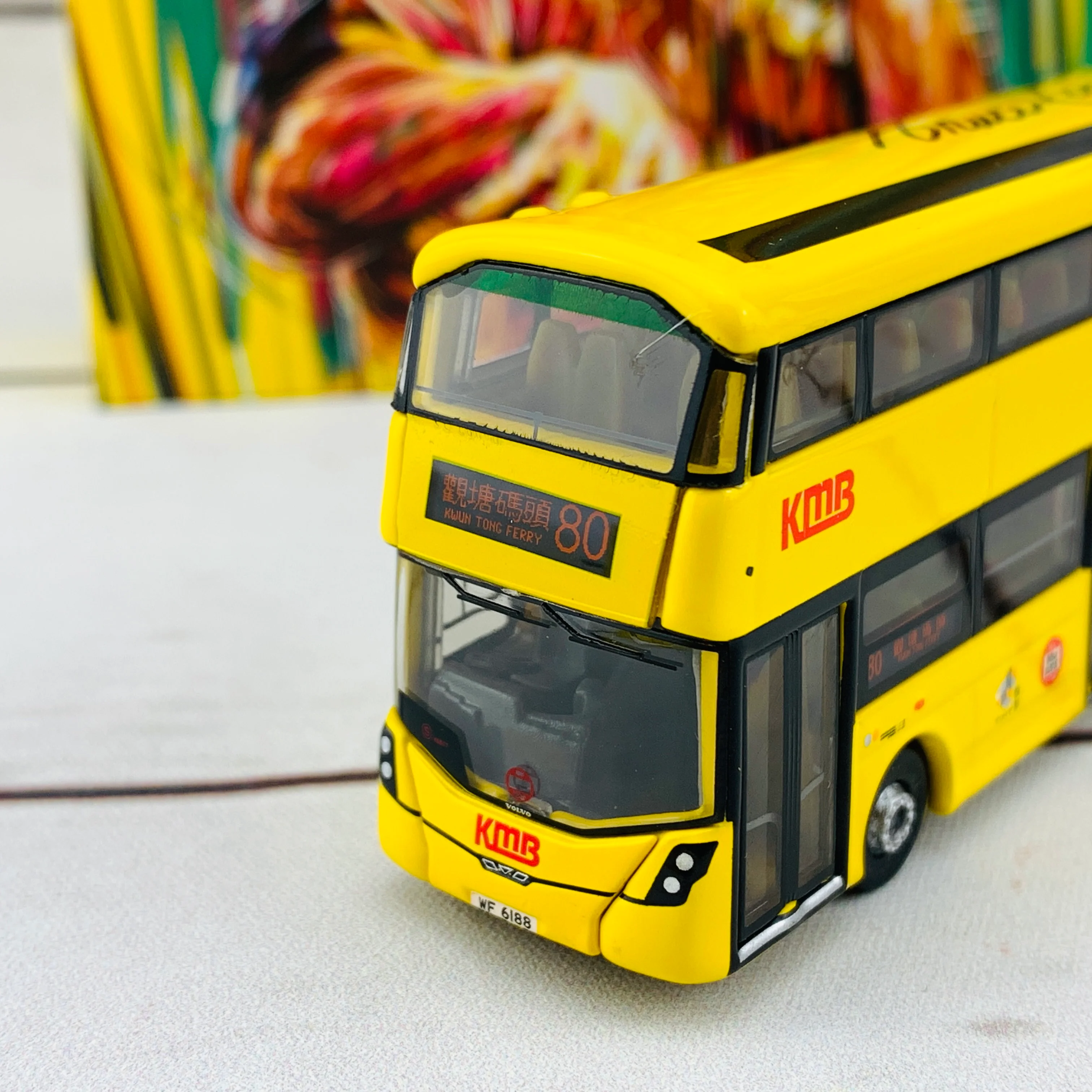 Tiny 微影 Bruce Lee KMB VOLVO B8L Wright Bruce Lee (Bruce Lee 80th Anniversary) KMB2020086 - Image 4
