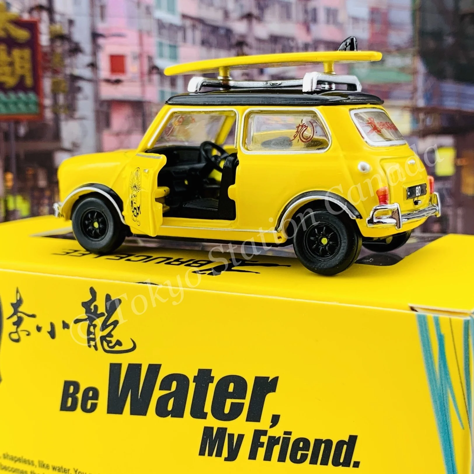 Tiny 微影 Bruce Lee Mini Cooper Mk 1 (Bruce Lee 80th Anniversary) ATC64989 - Image 6