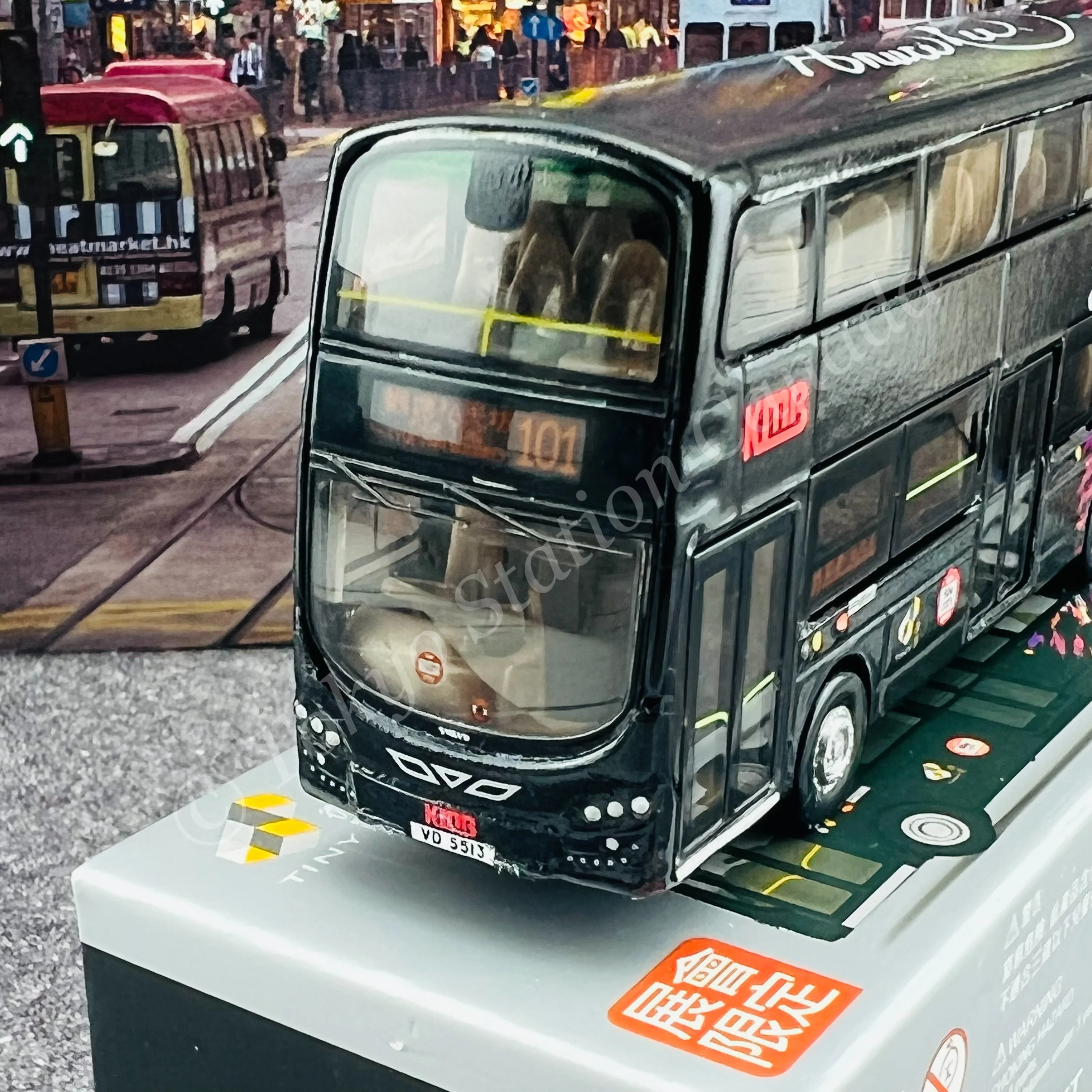 TINY 微影 KMB VOLVO B9TL Wright Bruce Lee Limited Edition (Kwun Tong Yue Man Square 101 裕民坊) KMB2021068 - Image 2