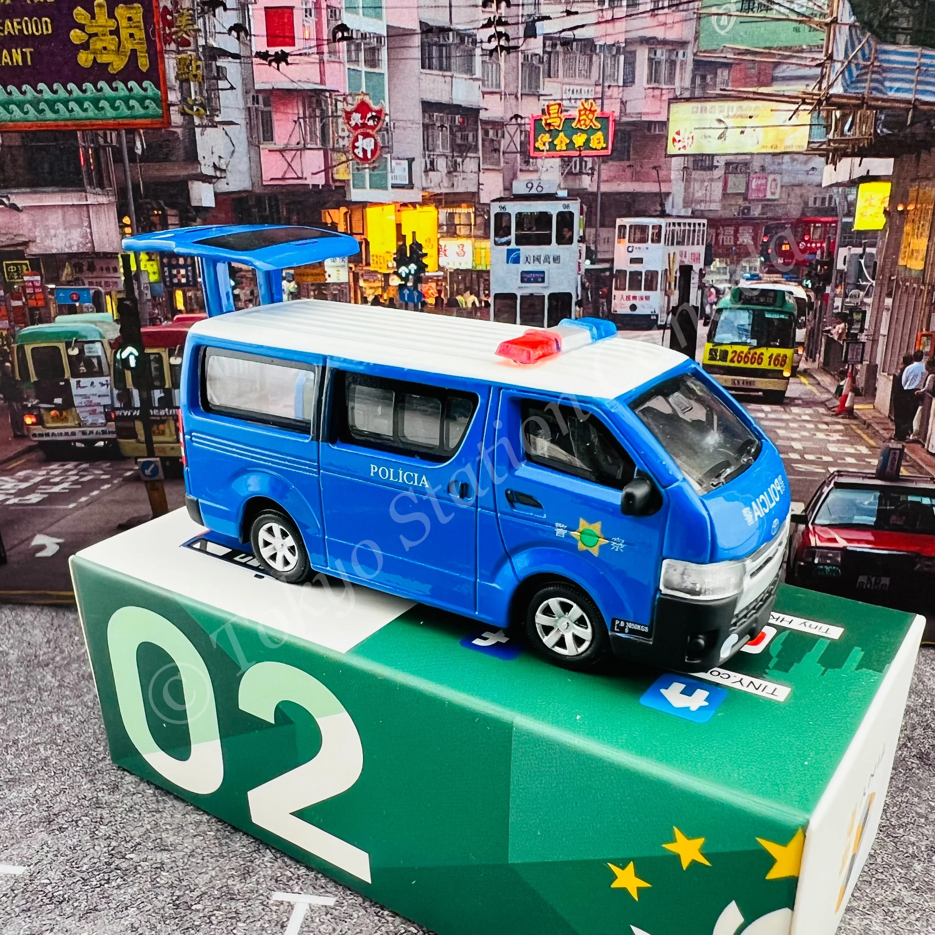 TINY 微影 MC02 Toyota Hiace Macau Police Vehicle ATC64429 - Image 4