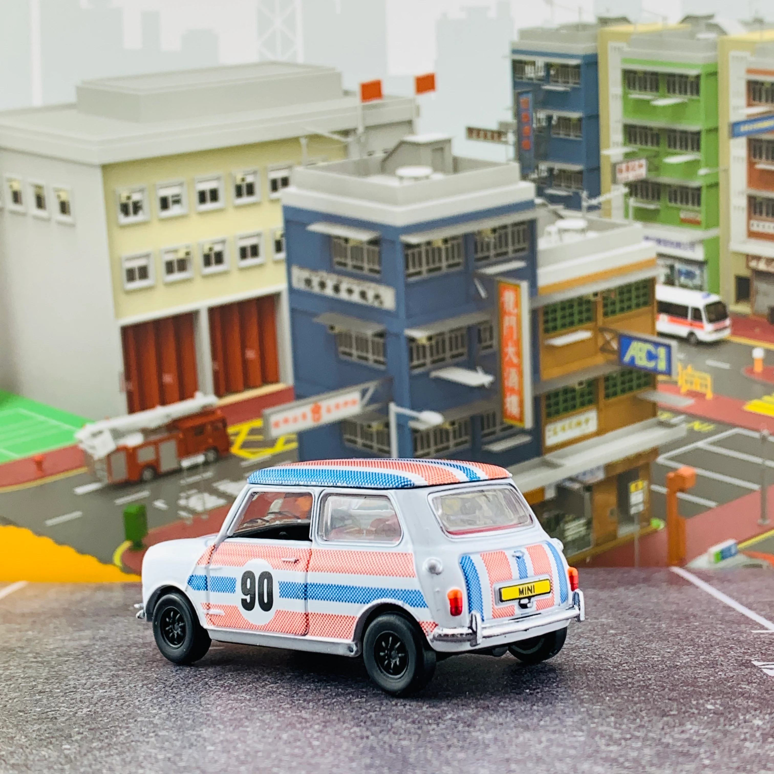 Tiny 微影 香港經典六十年系列 Mini Cooper Mk1 Hong Kong 1990s RHD 香港九十年代紅白藍 ATC64753 - Image 3