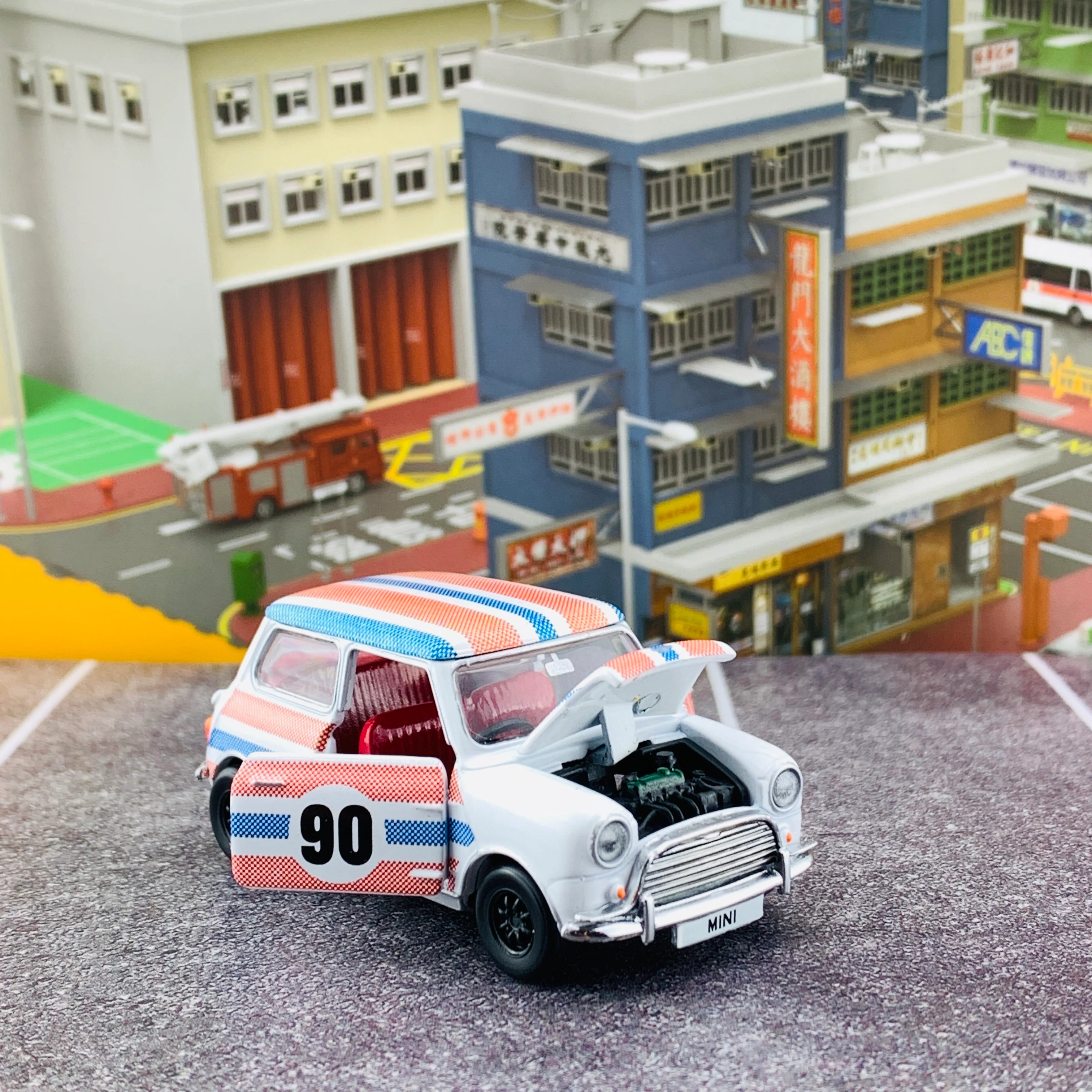 Tiny 微影 香港經典六十年系列 Mini Cooper Mk1 Hong Kong 1990s RHD 香港九十年代紅白藍 ATC64753 - Image 4