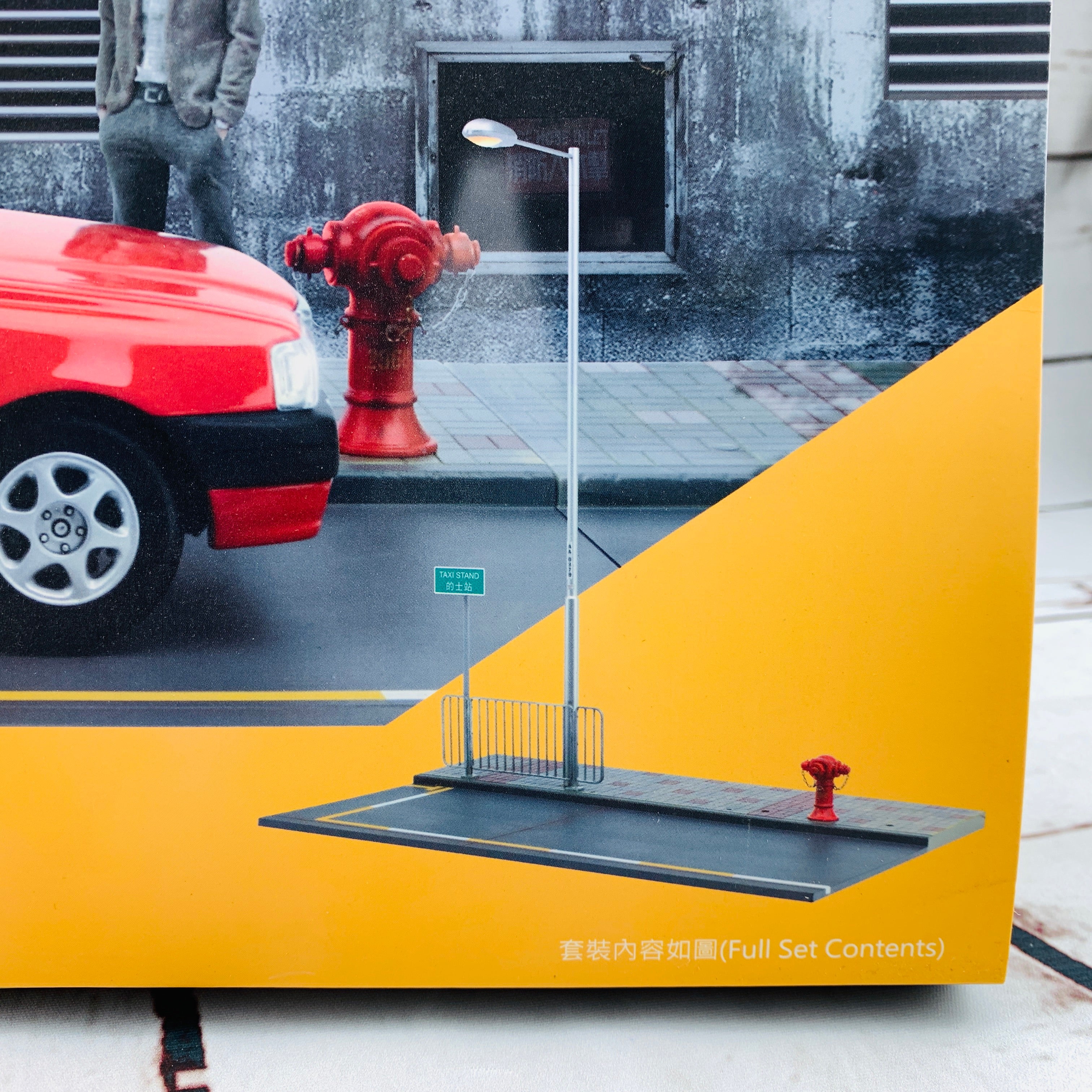 Tiny 微影 S6 1/18 Road Scene Taxi Station Diorama Set with Full Metallic Accessories and USB Light Up Accessories ATS18009 - Image 3
