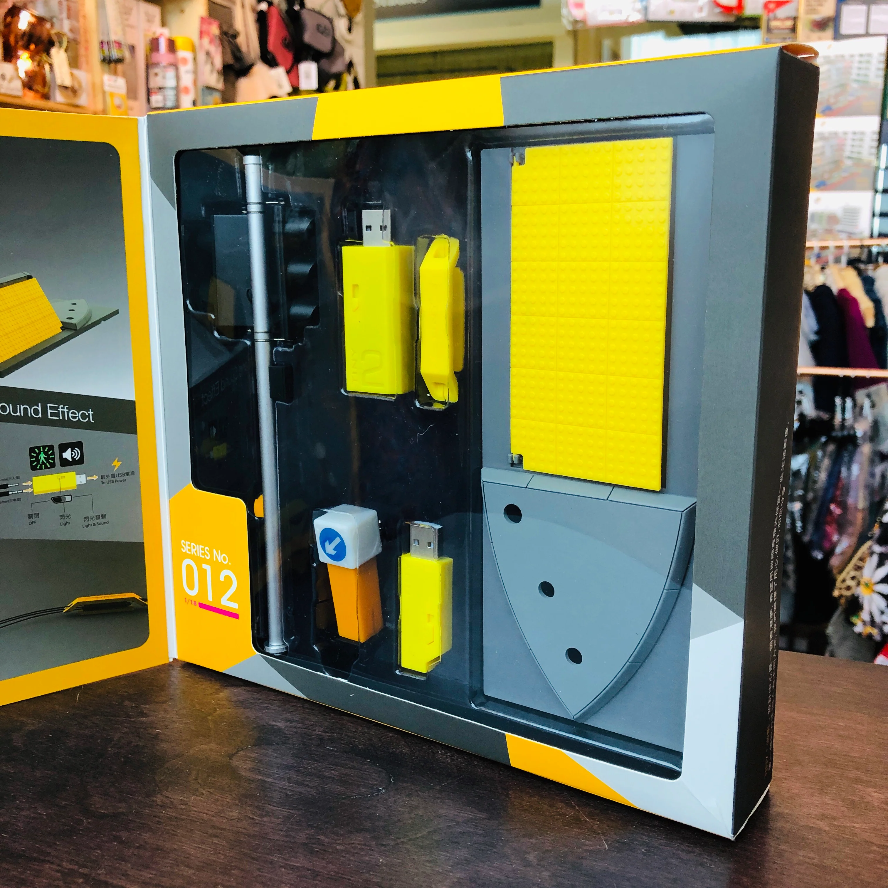 Tiny 1/18 012 Traffic Light Post Stationery Holder Set 安全島文具套裝 - Image 2