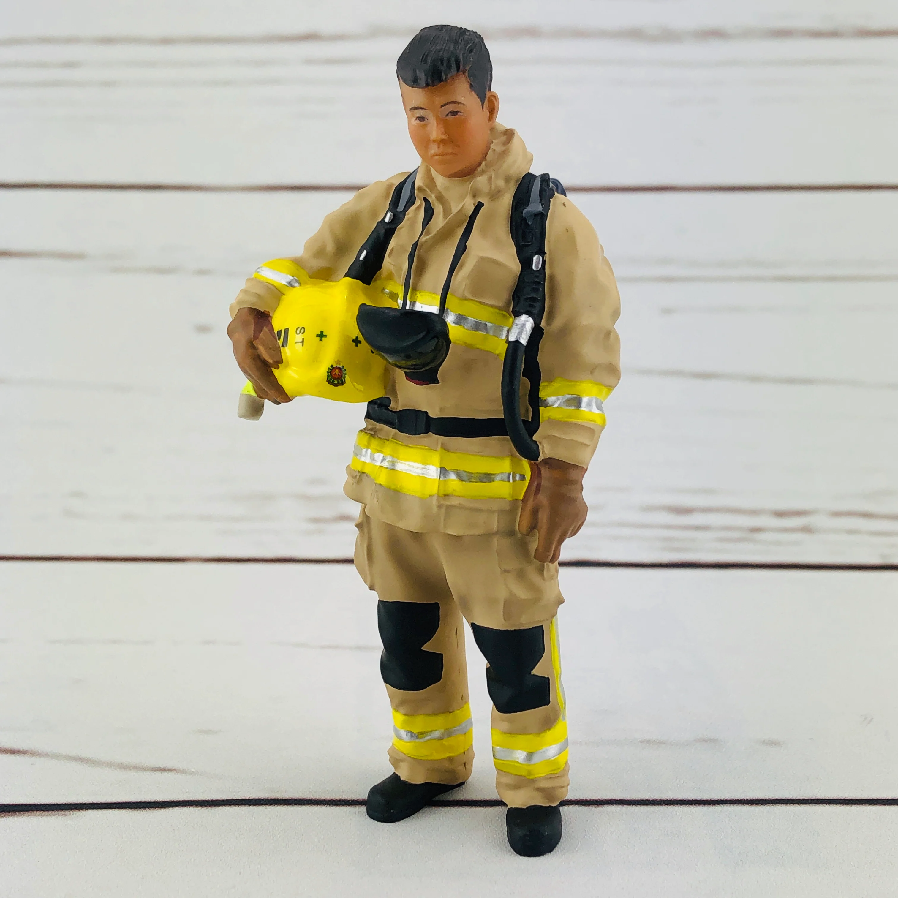 Tiny 1/18 Figure Fireman Hong Kong - Image 2