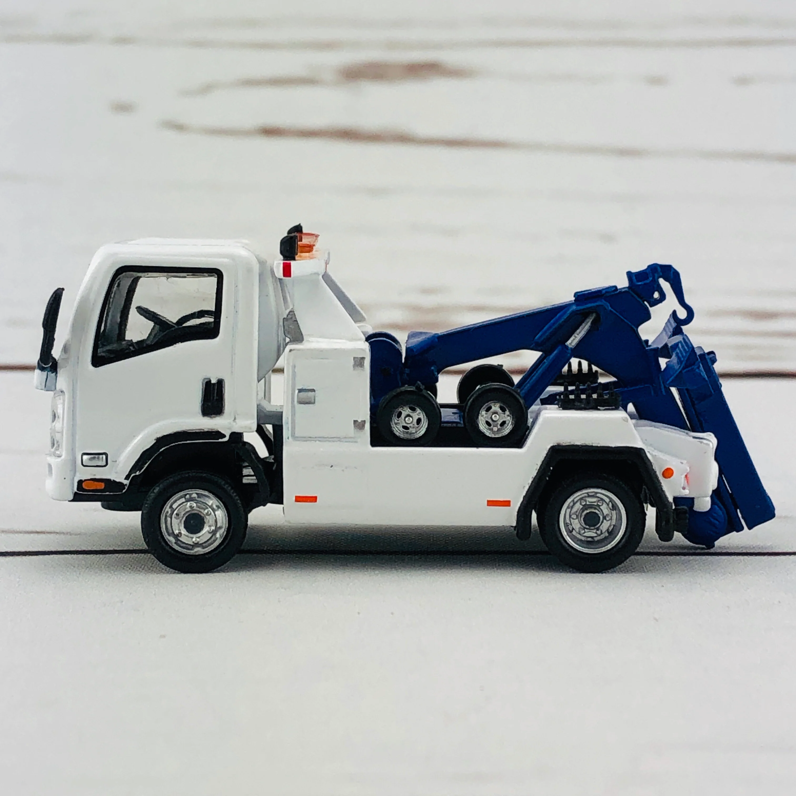 Tiny 144 Isuzu N Series Tow Truck - Image 4