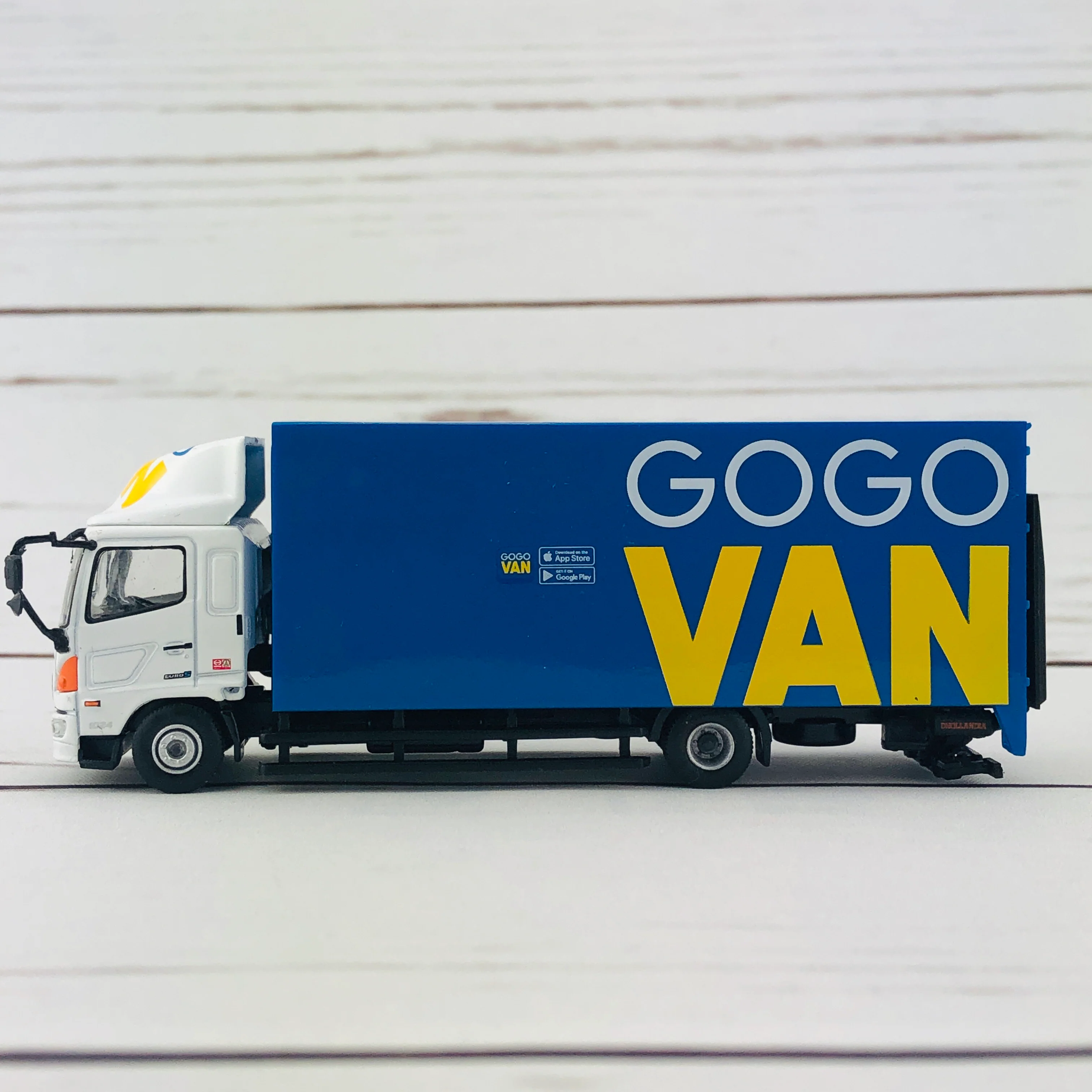 Tiny 149 Hino 500 Box Lorry GOGOVAN - Image 3