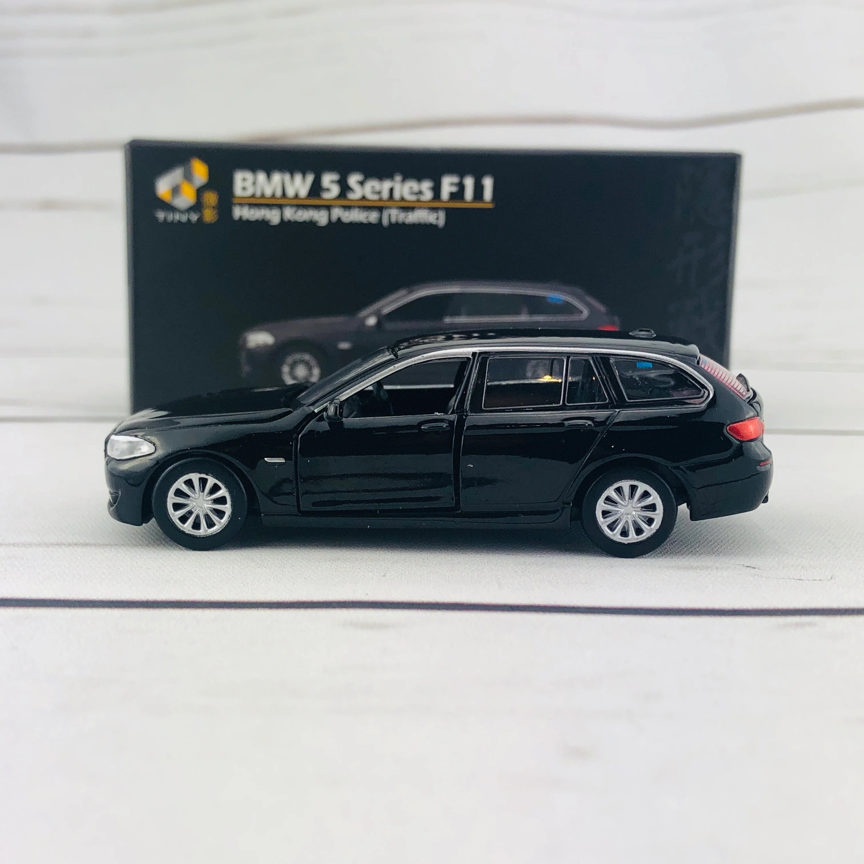 Tiny BMW 5 Series F11 Hong Kong Police Traffic ATC64532 - Image 2