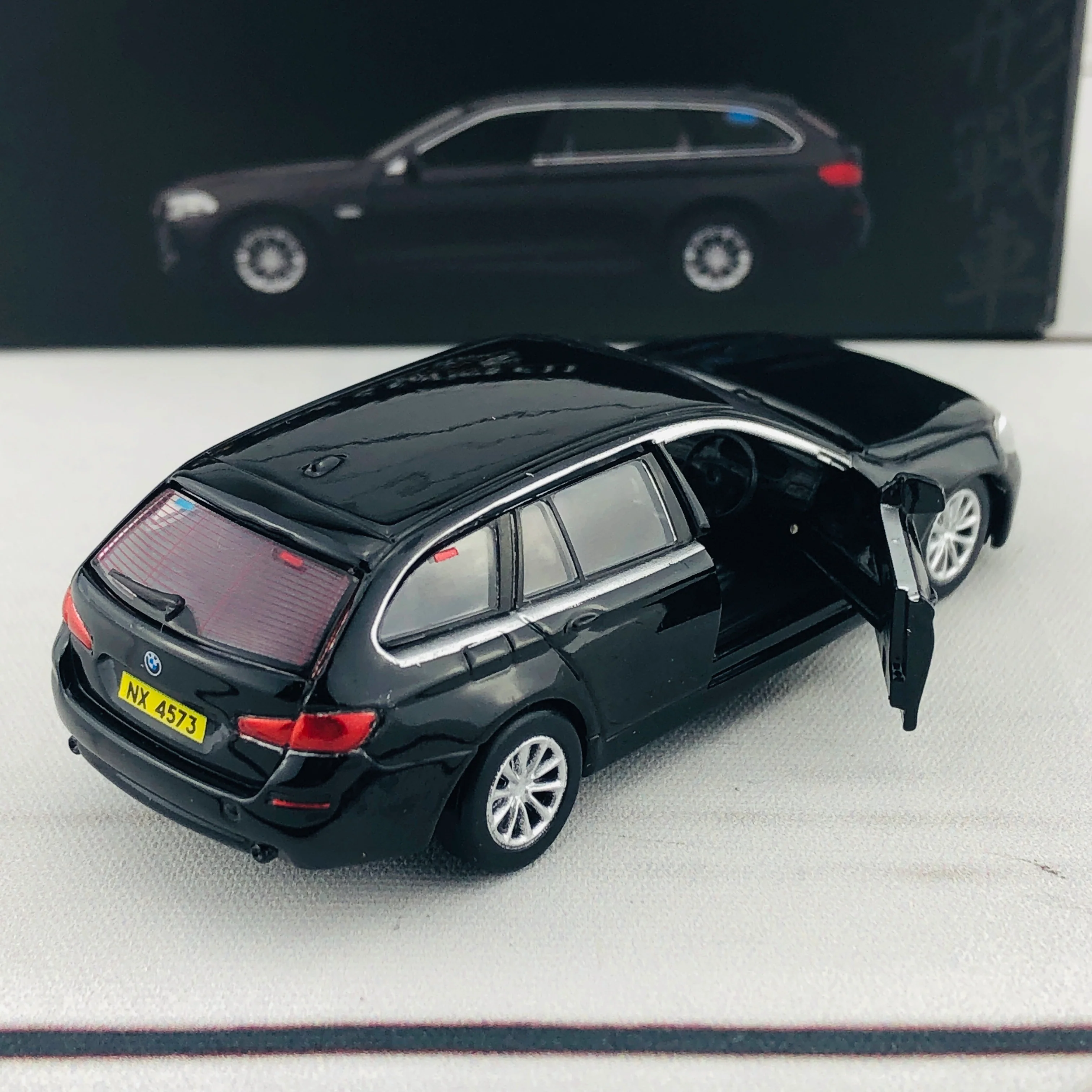 Tiny BMW 5 Series F11 Hong Kong Police Traffic ATC64532 - Image 5