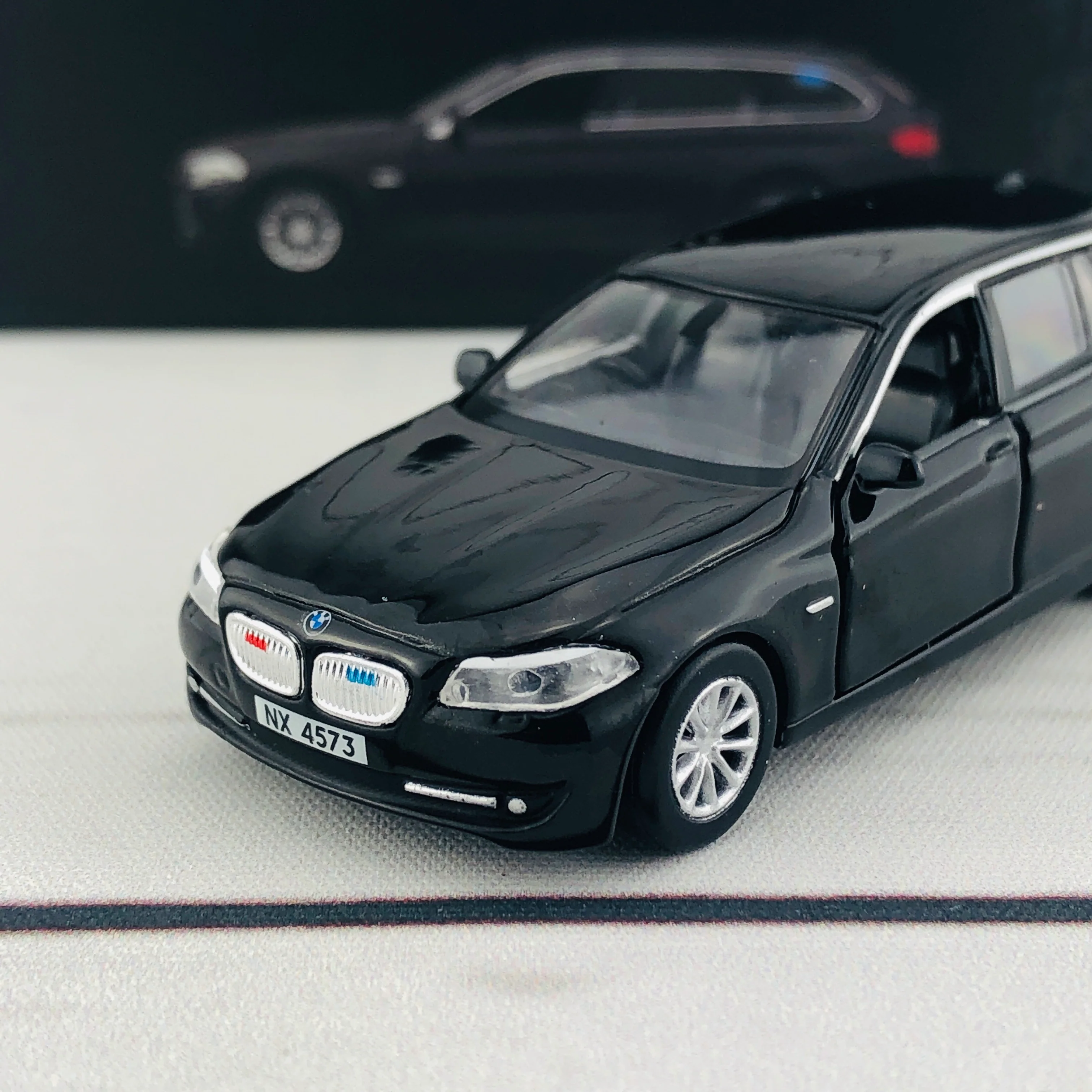 Tiny BMW 5 Series F11 Hong Kong Police Traffic ATC64532 - Image 6