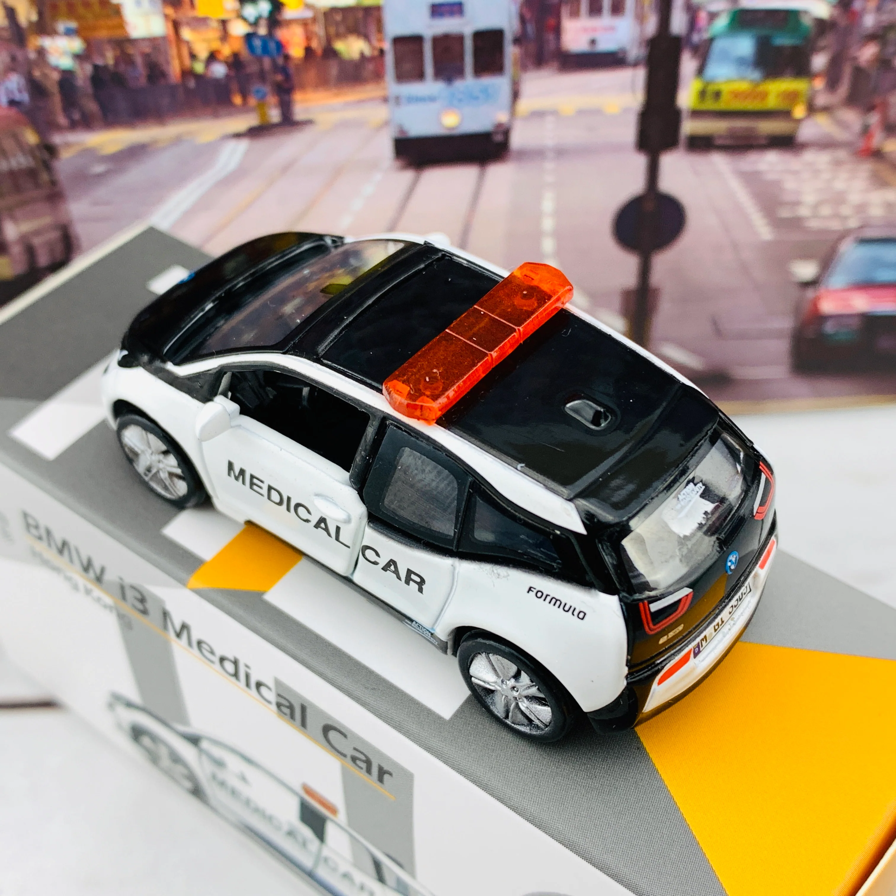 Tiny 微影 112 BMW i3 Medical Car ATC64398 - Image 4