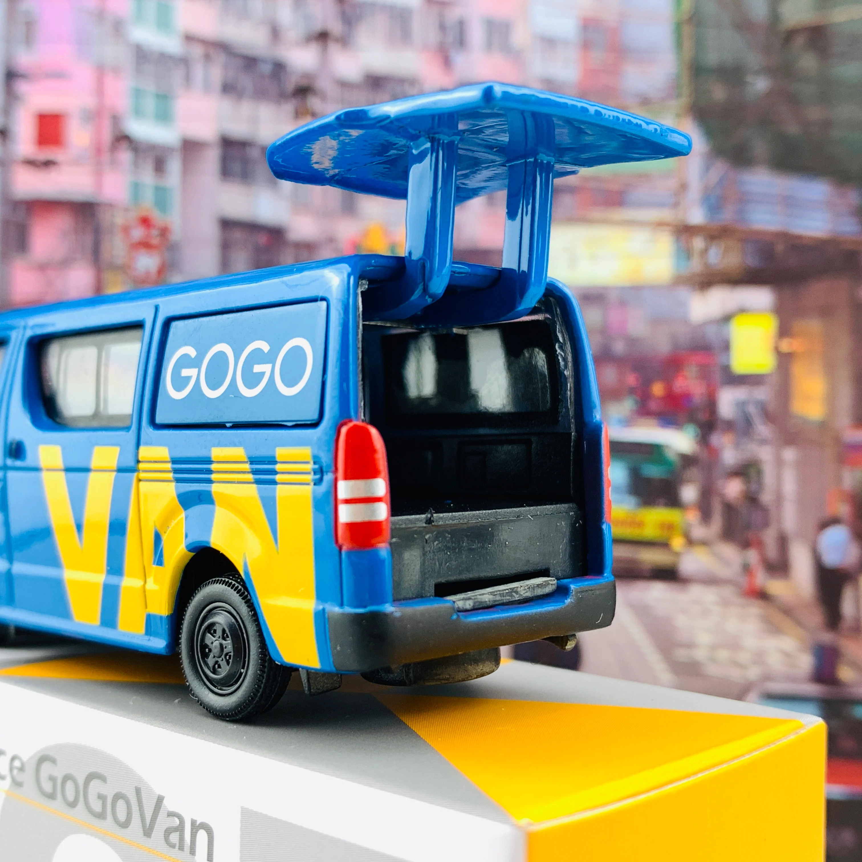 Tiny 微影 07 Toyota Hiace GoGoVan (Black Wheel 黑轆) ATC64364 - Image 5