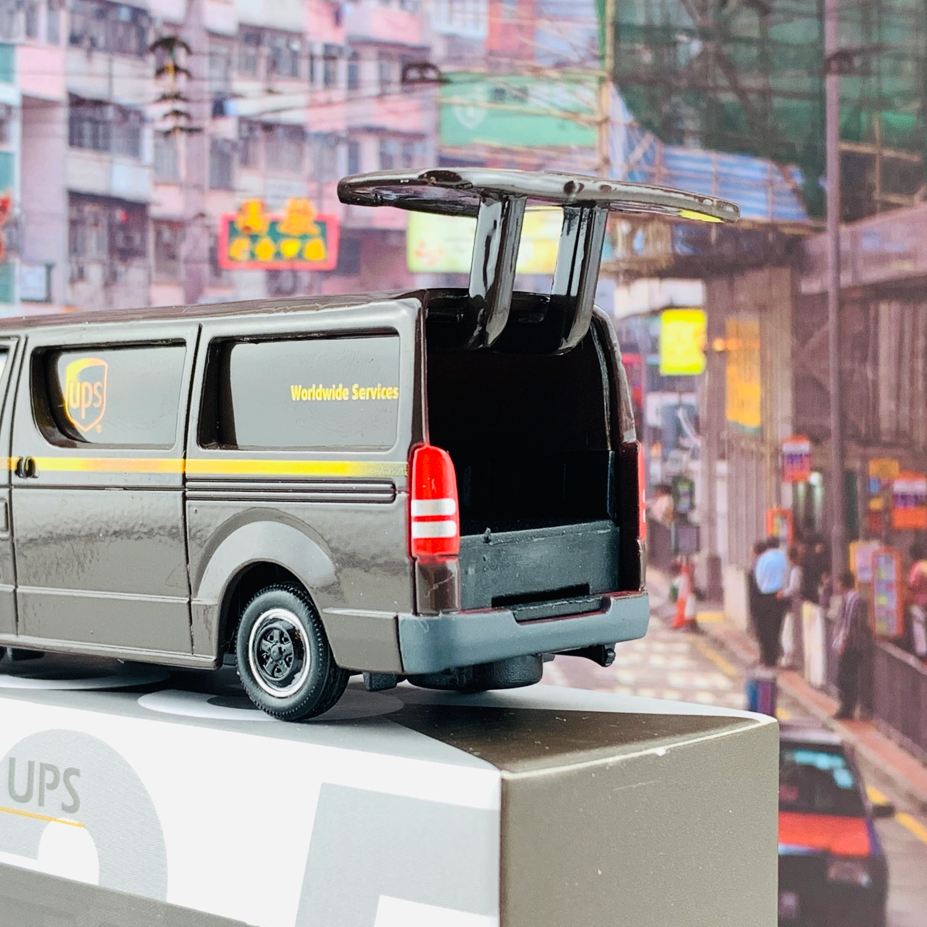 Tiny 微影 135 Toyota Hiace UPS ATC64369 - Image 4