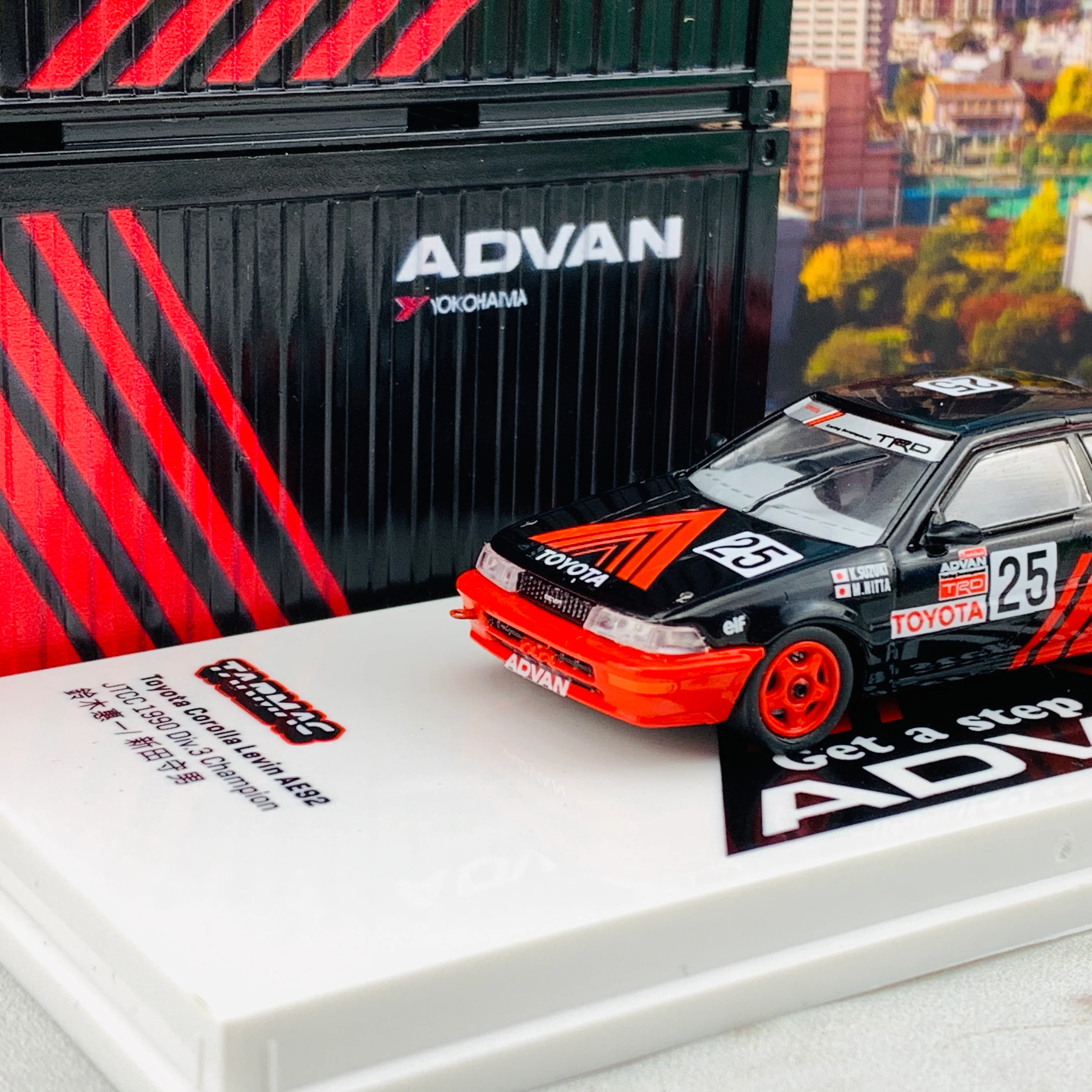 Tokyo Station Exclusive Package - Tarmac Works 1/64 Toyota Corolla AE92 JTCC 1990 Div.3 Champion 鈴木惠一/ 新田守男 T64-036-90JTC25 and Tarmac Works 1/64 Containers Set - ADVAN T64C-001-ADV - Image 3