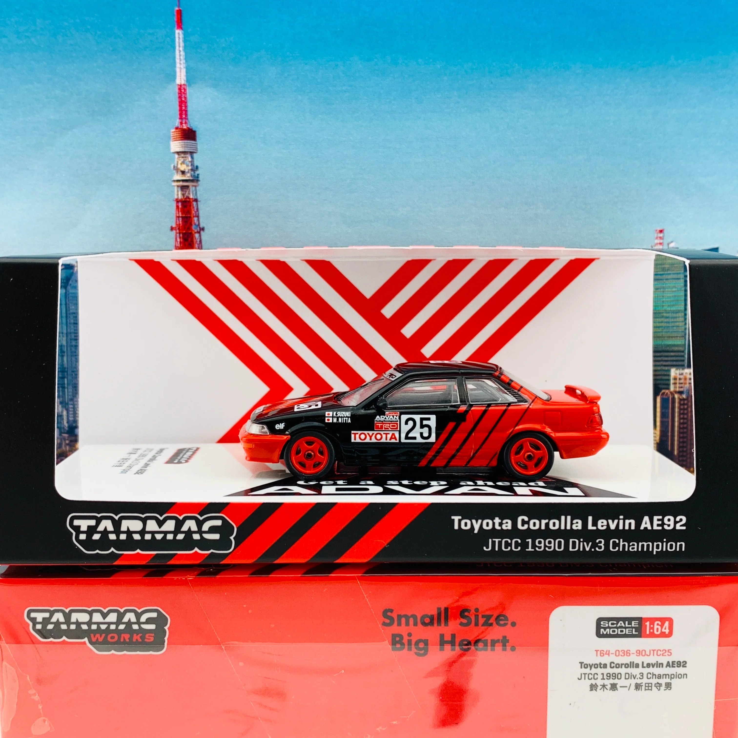 Tokyo Station Exclusive Package - Tarmac Works 1/64 Toyota Corolla AE92 JTCC 1990 Div.3 Champion 鈴木惠一/ 新田守男 T64-036-90JTC25 and Tarmac Works 1/64 Containers Set - ADVAN T64C-001-ADV - Image 4
