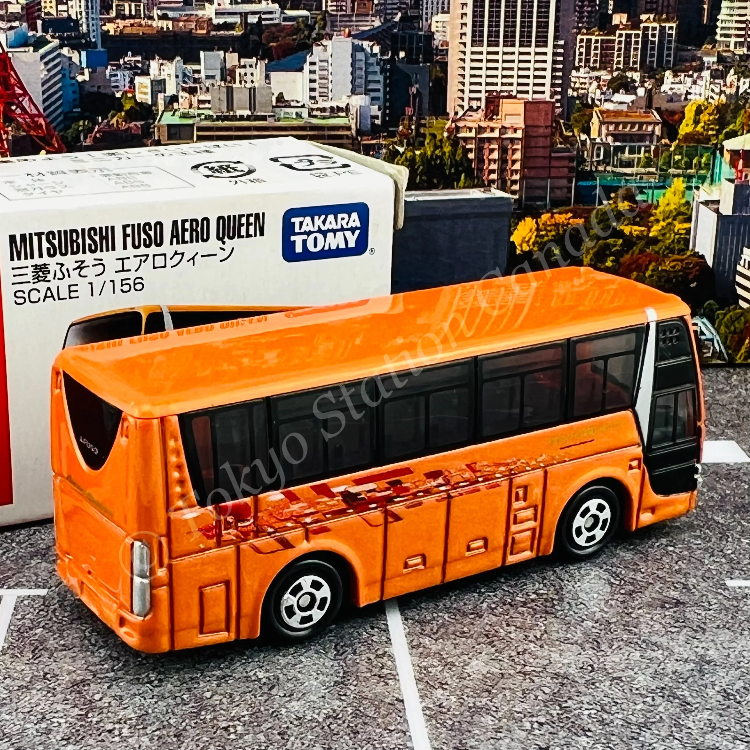 TOMICA 1 Mitsubishi FUSO AERO QUEEN - Image 2