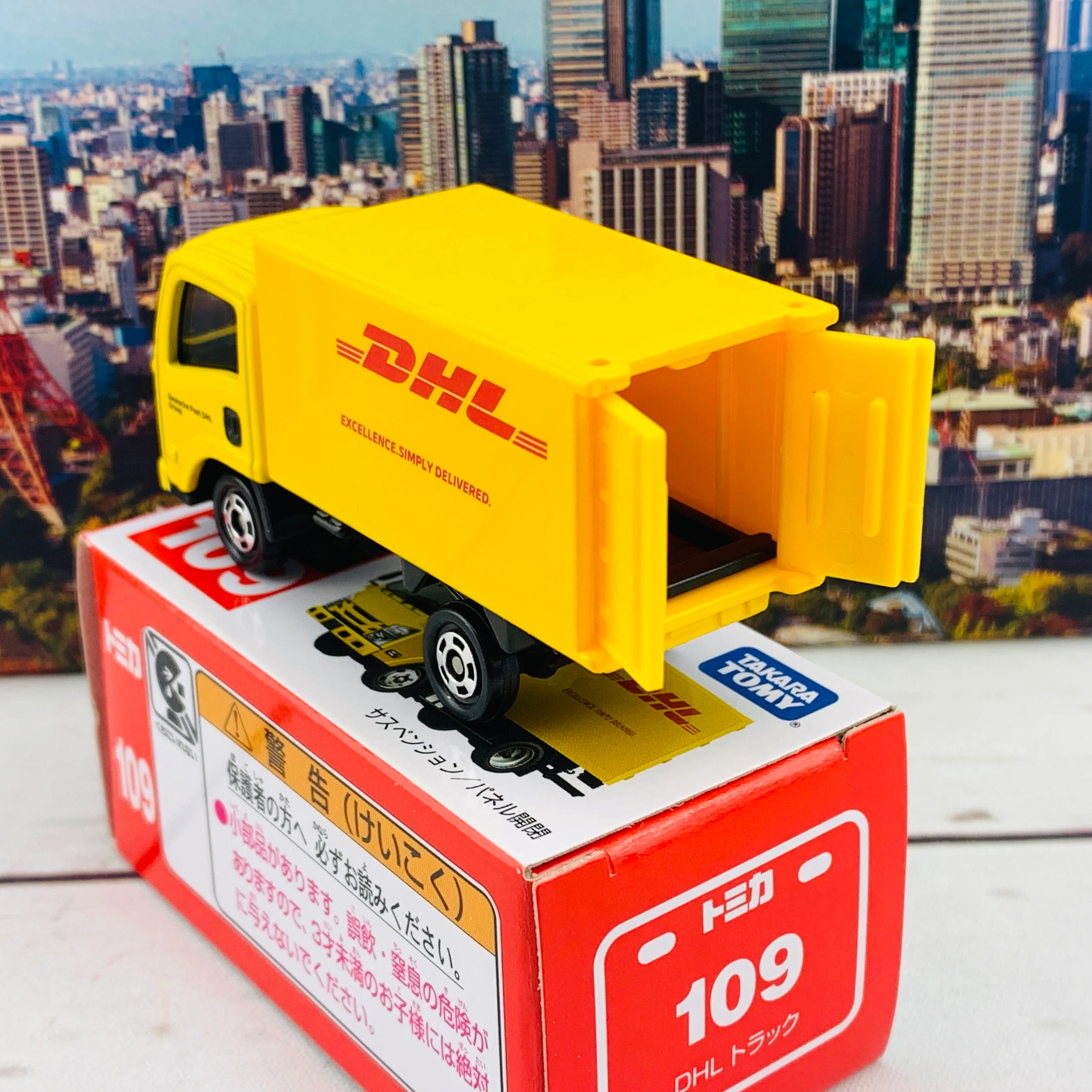 TOMICA 109 DHL Truck (Isuzu ELF) - Image 4