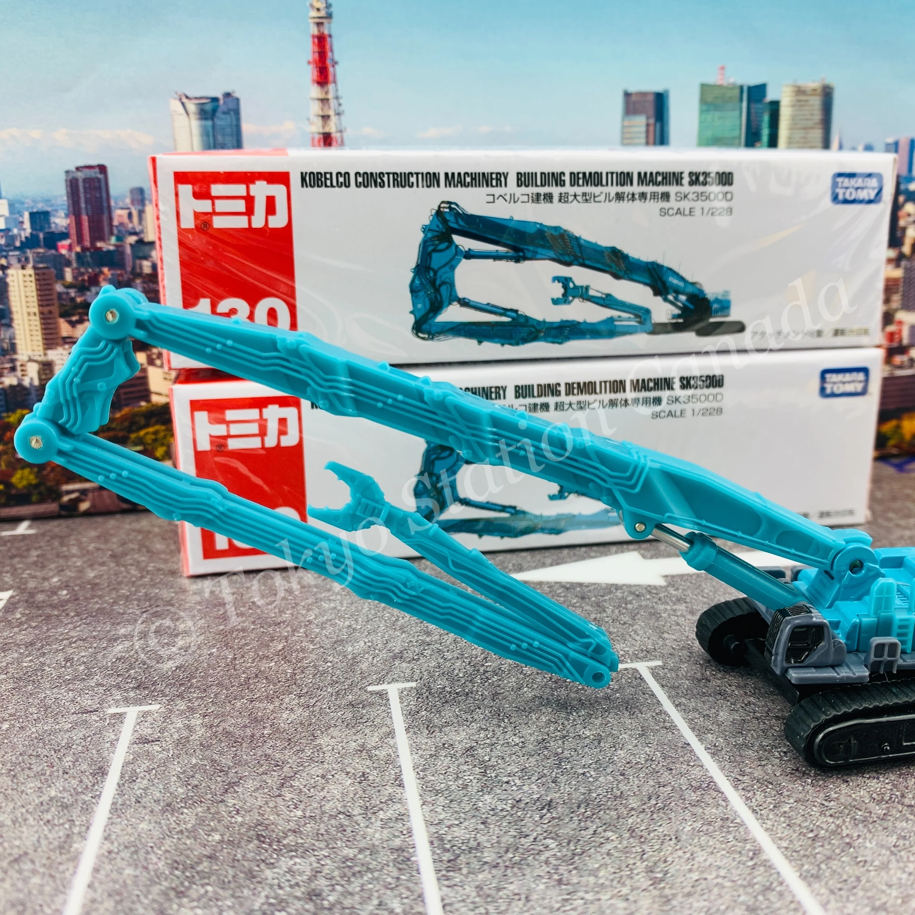 TOMICA 130 KOBELCO Construction Machinery Building Demolition Machine SK3500D - Image 2