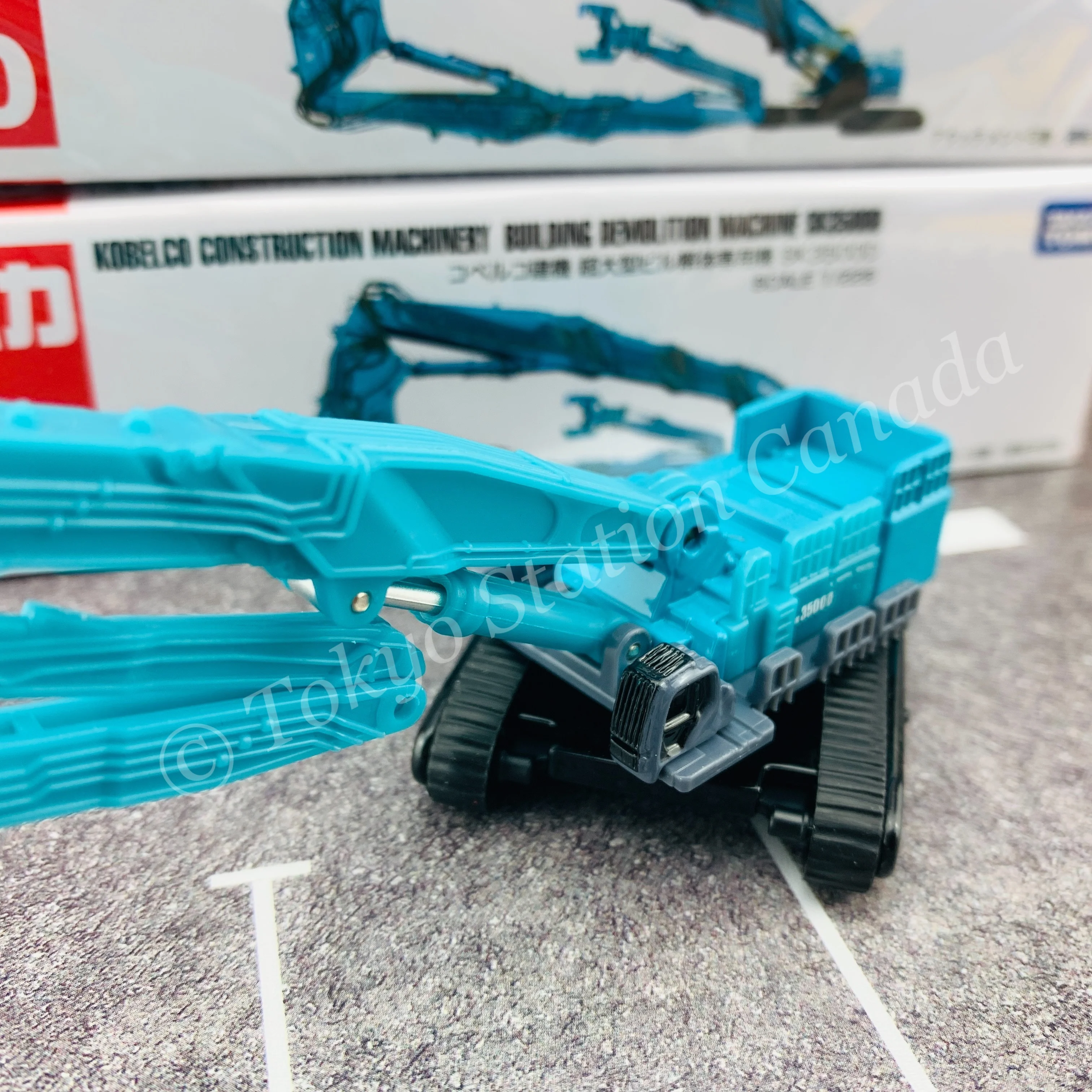 TOMICA 130 KOBELCO Construction Machinery Building Demolition Machine SK3500D - Image 3